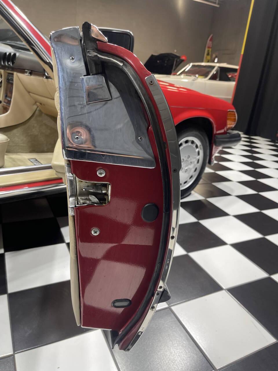 1989 Mercedes-Benz 560SL 208