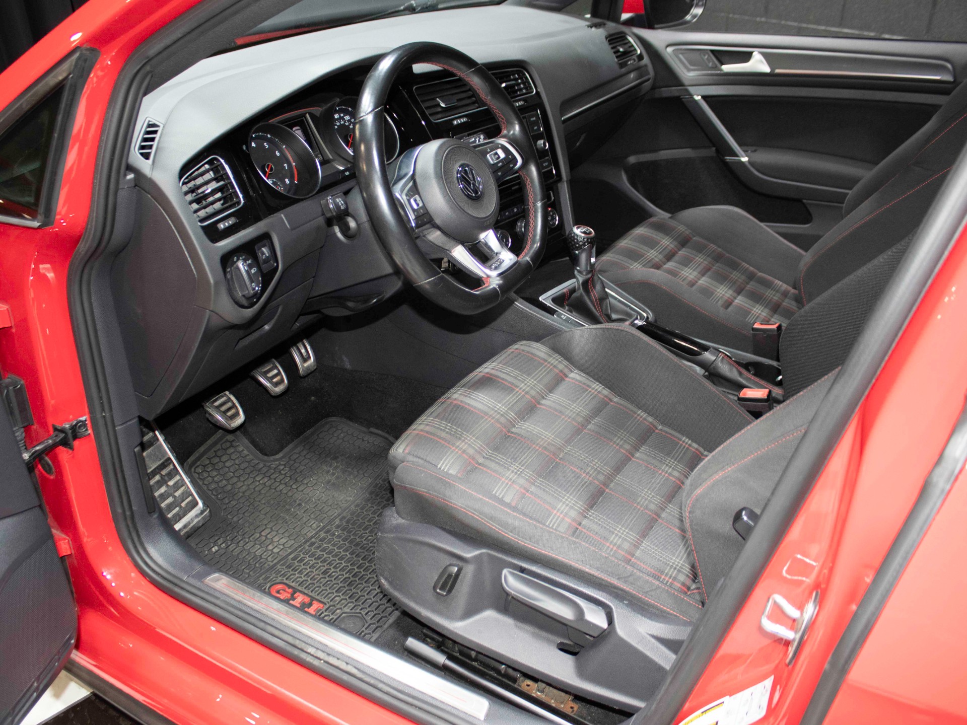 2019 Volkswagen Golf GTI 2
