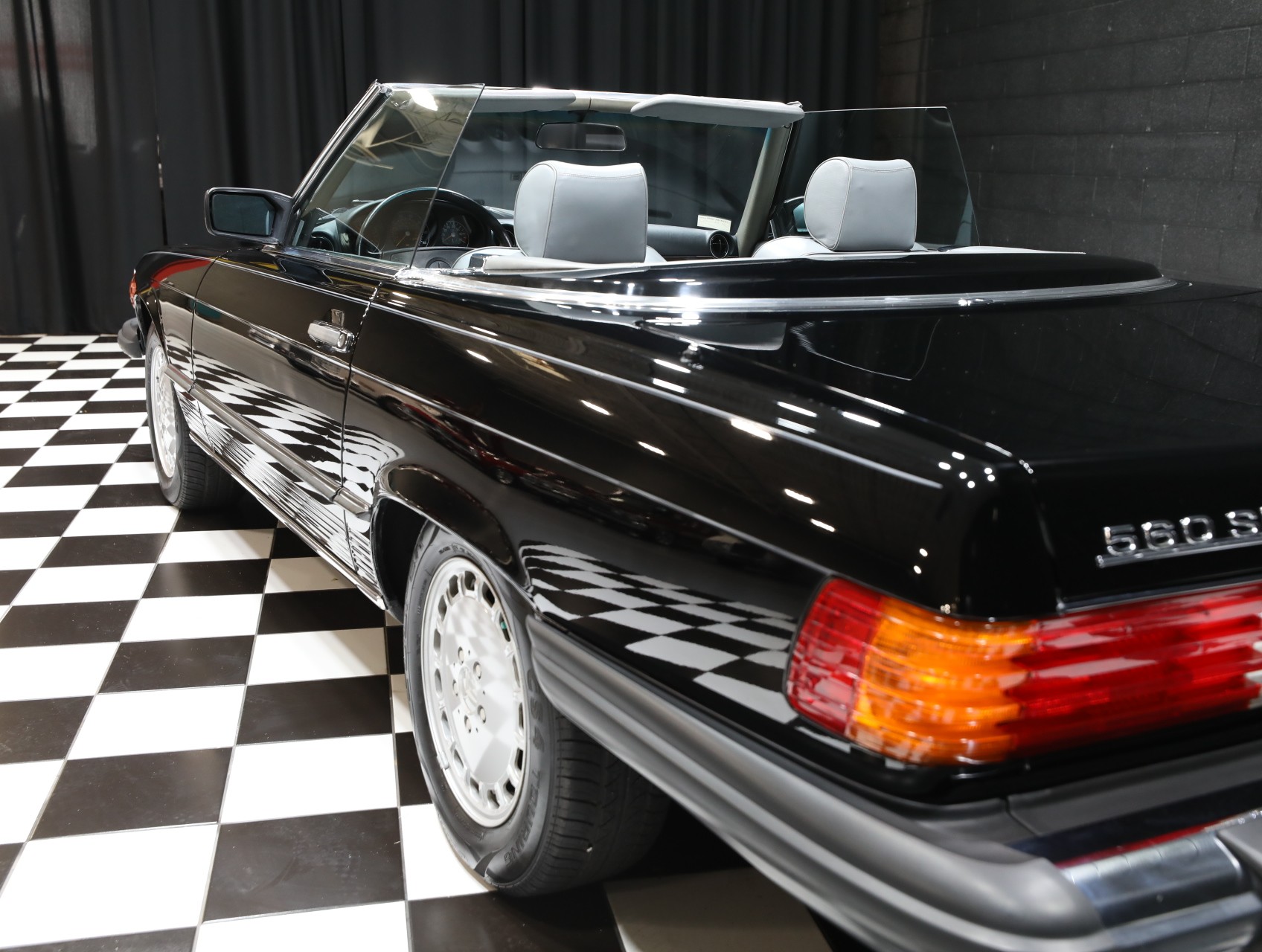 1989 Mercedes-Benz 560-Class 30
