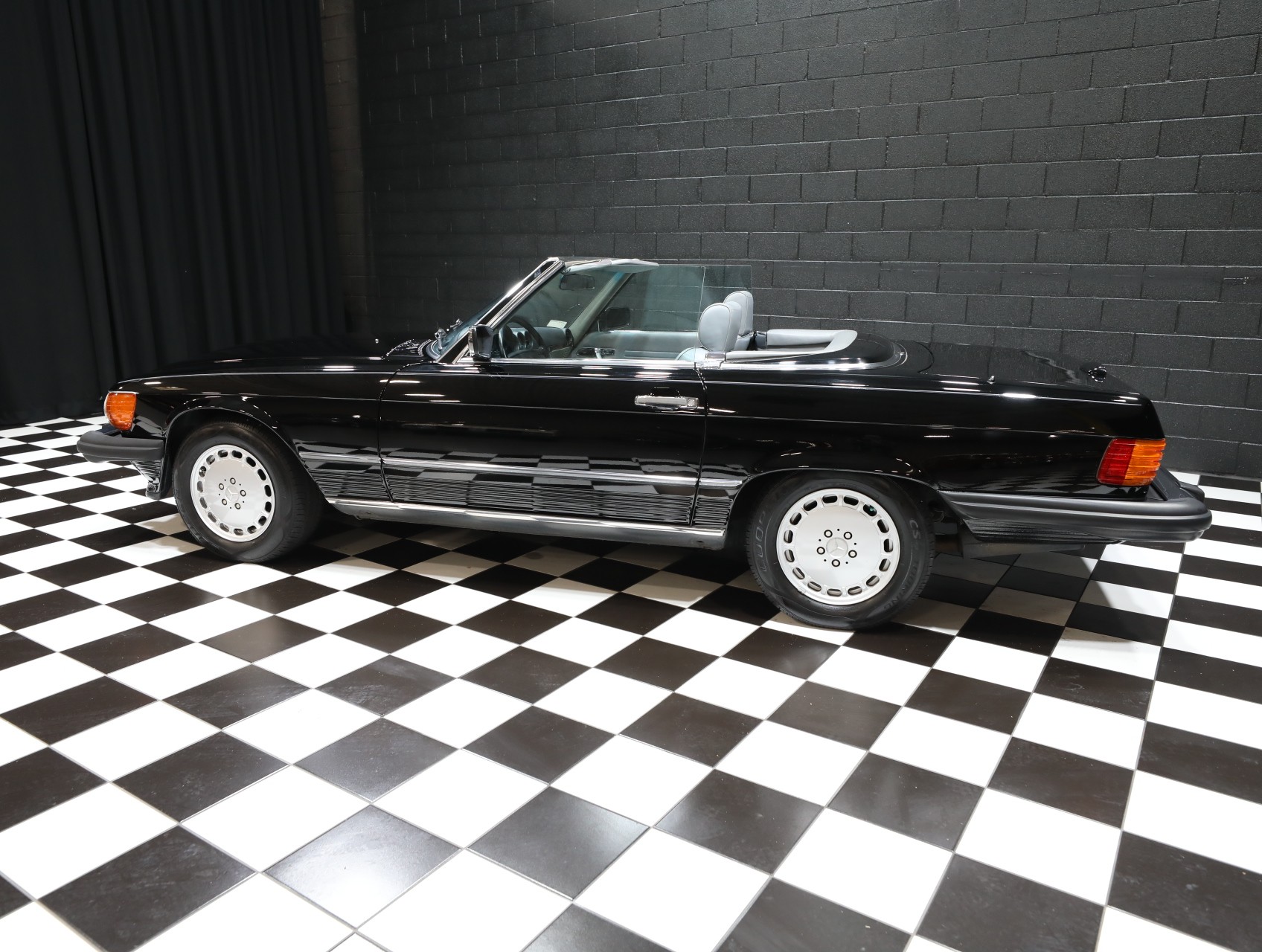1989 Mercedes-Benz 560-Class 31