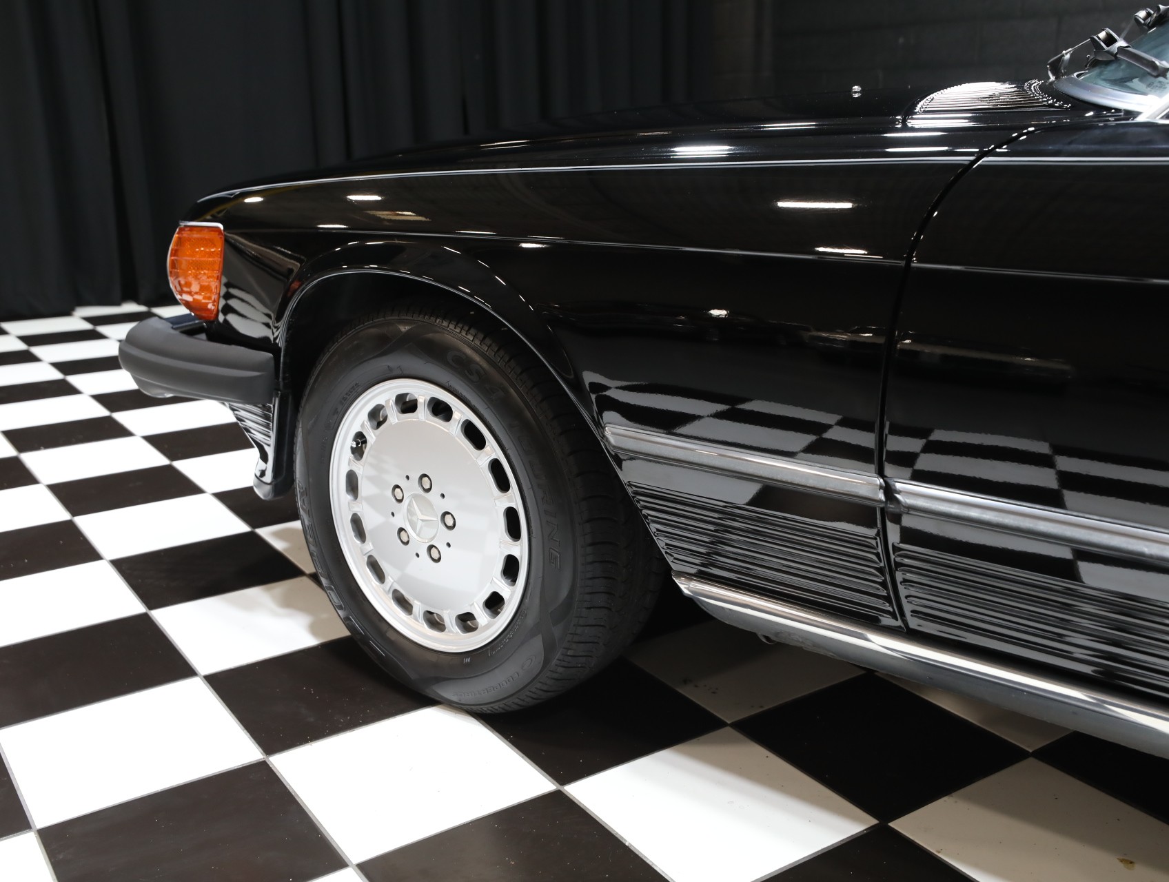 1989 Mercedes-Benz 560-Class 32