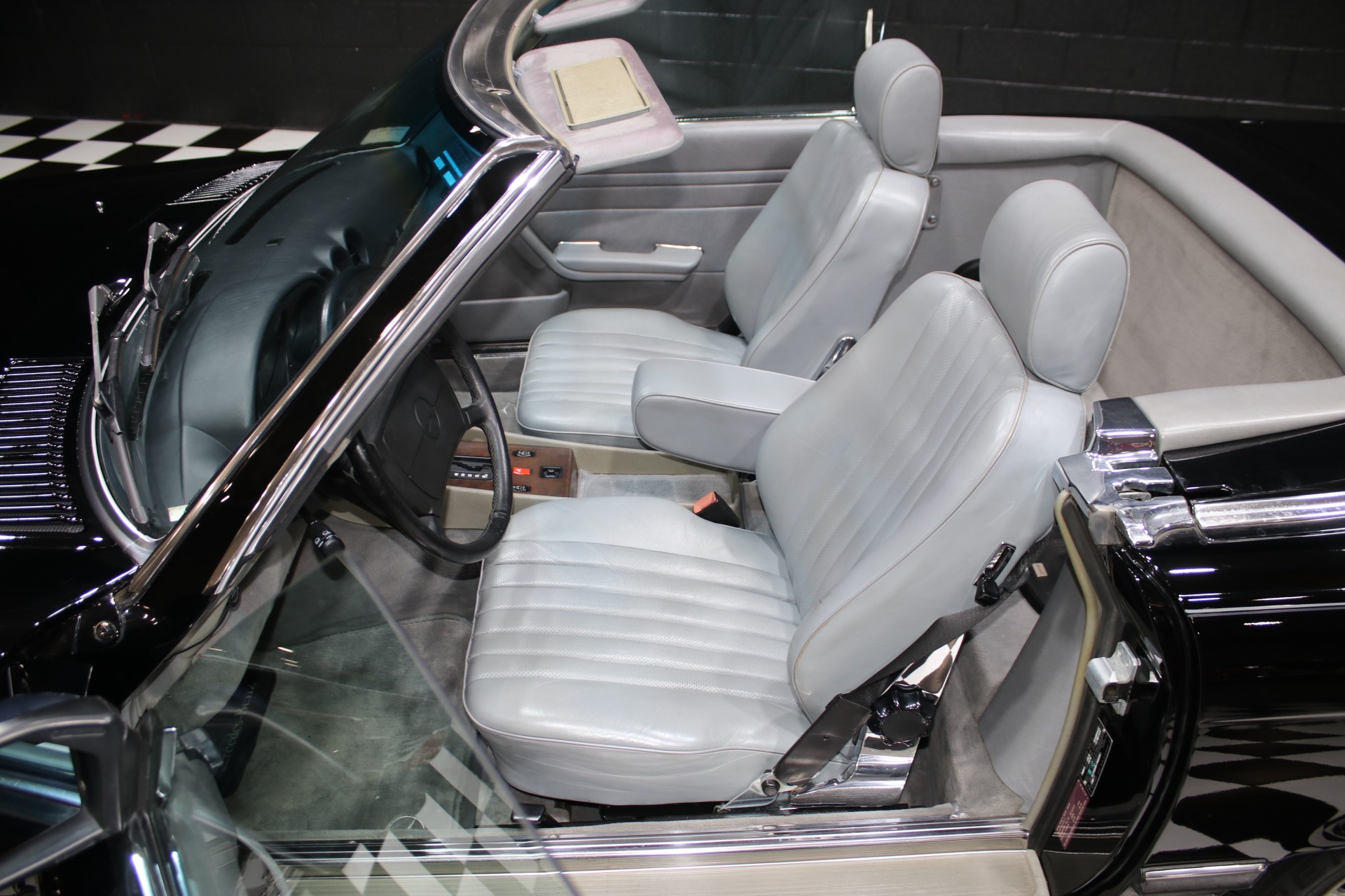 1989 Mercedes-Benz 560-Class 51