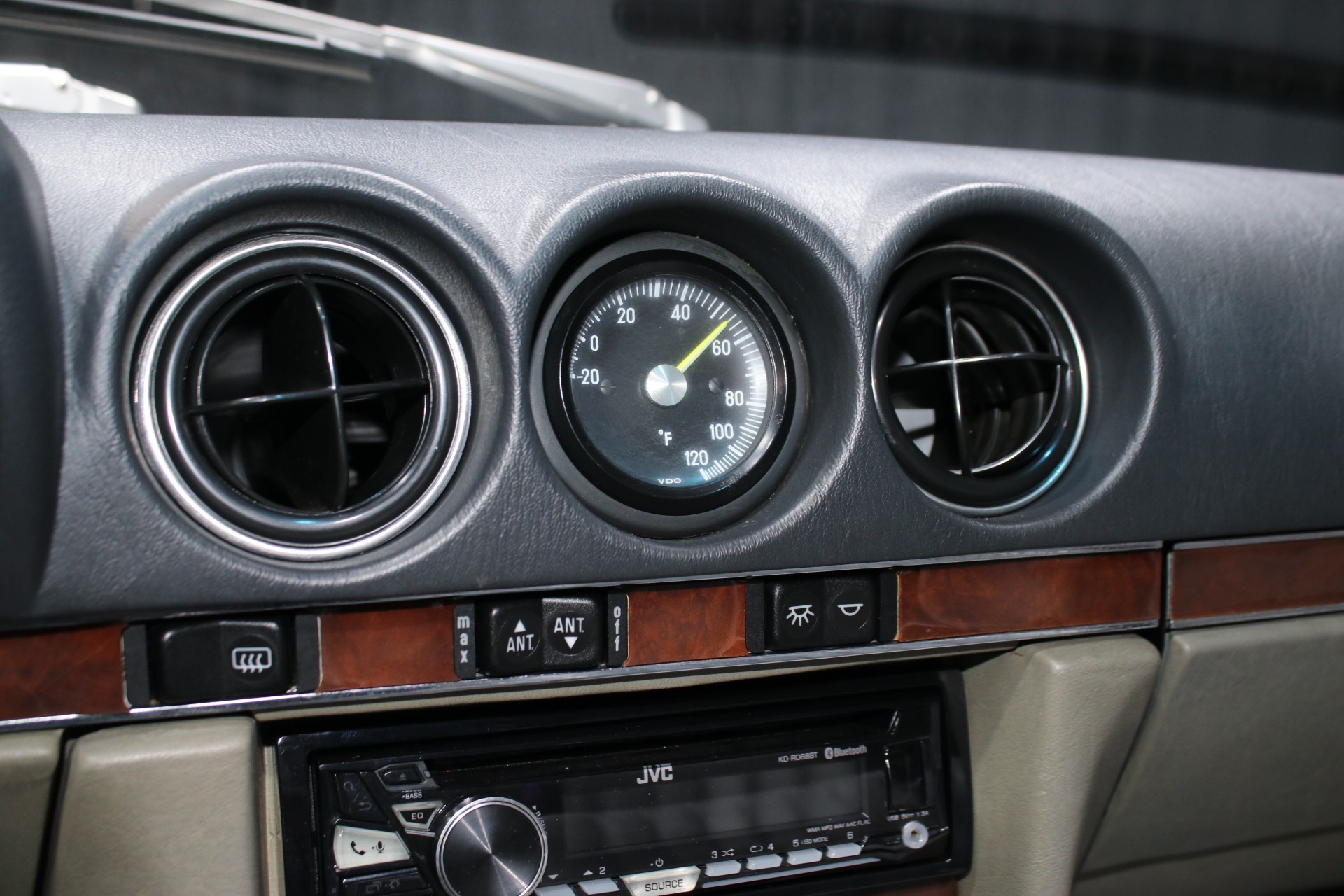 1989 Mercedes-Benz 560-Class 56