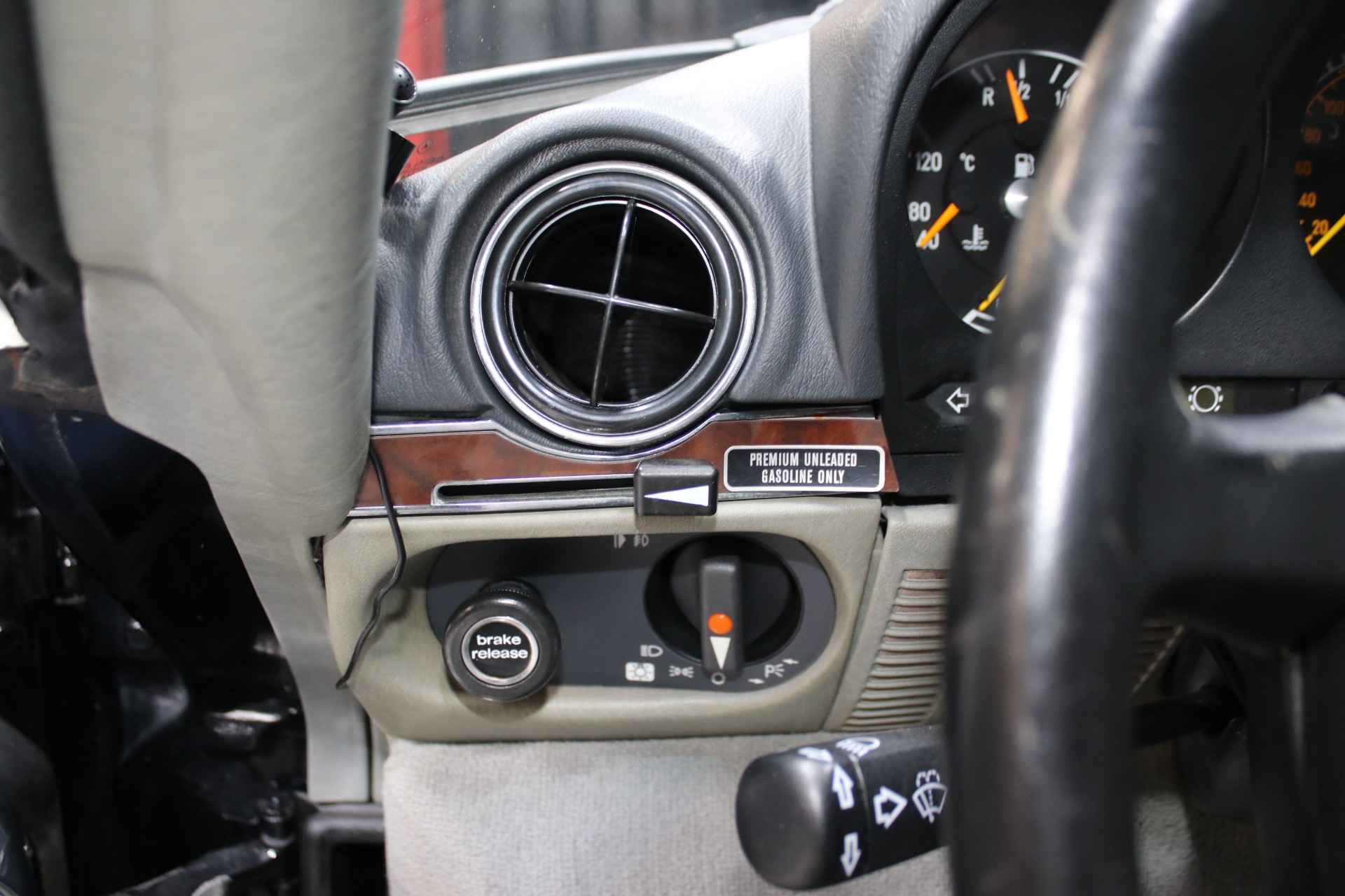 1989 Mercedes-Benz 560-Class 57