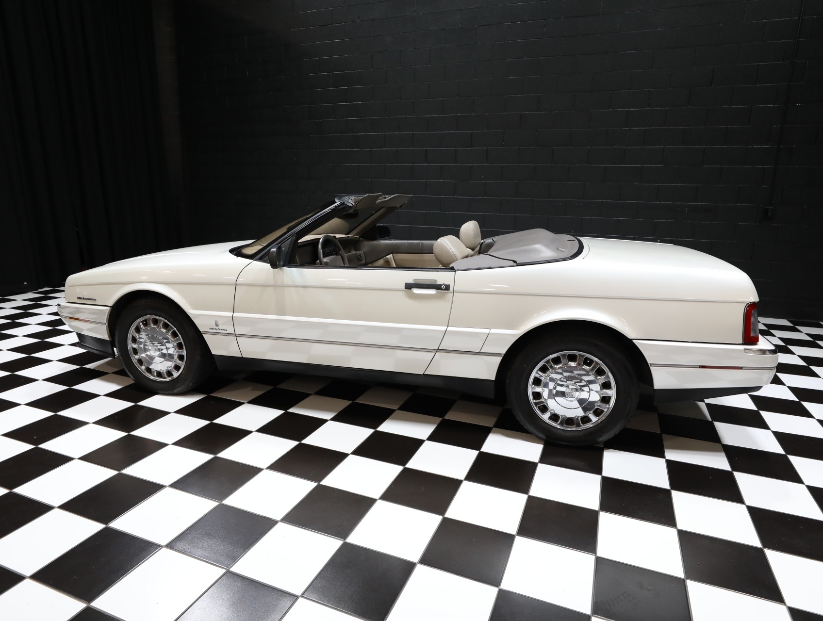 1993 Cadillac Allante 26