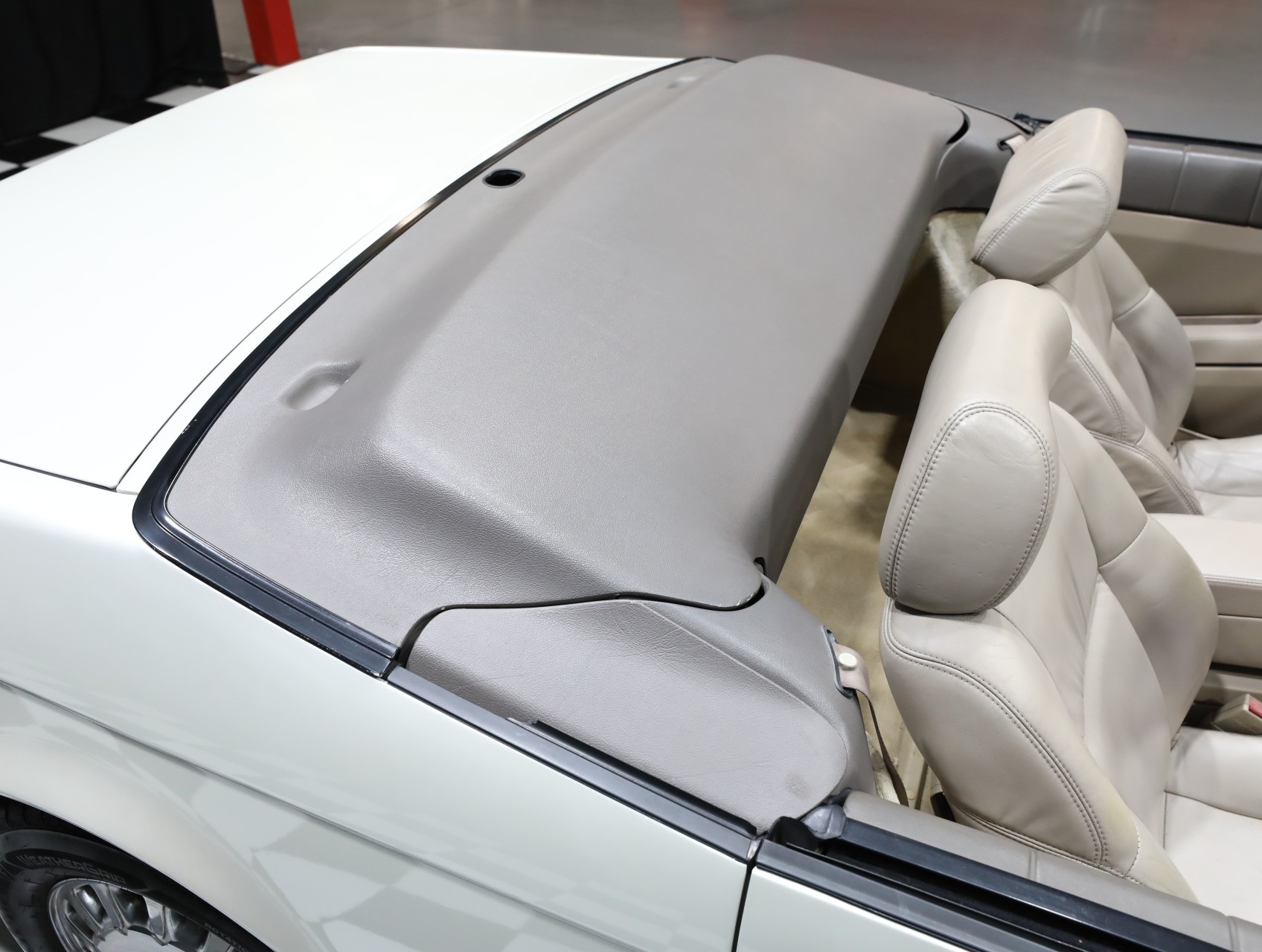1993 Cadillac Allante 32