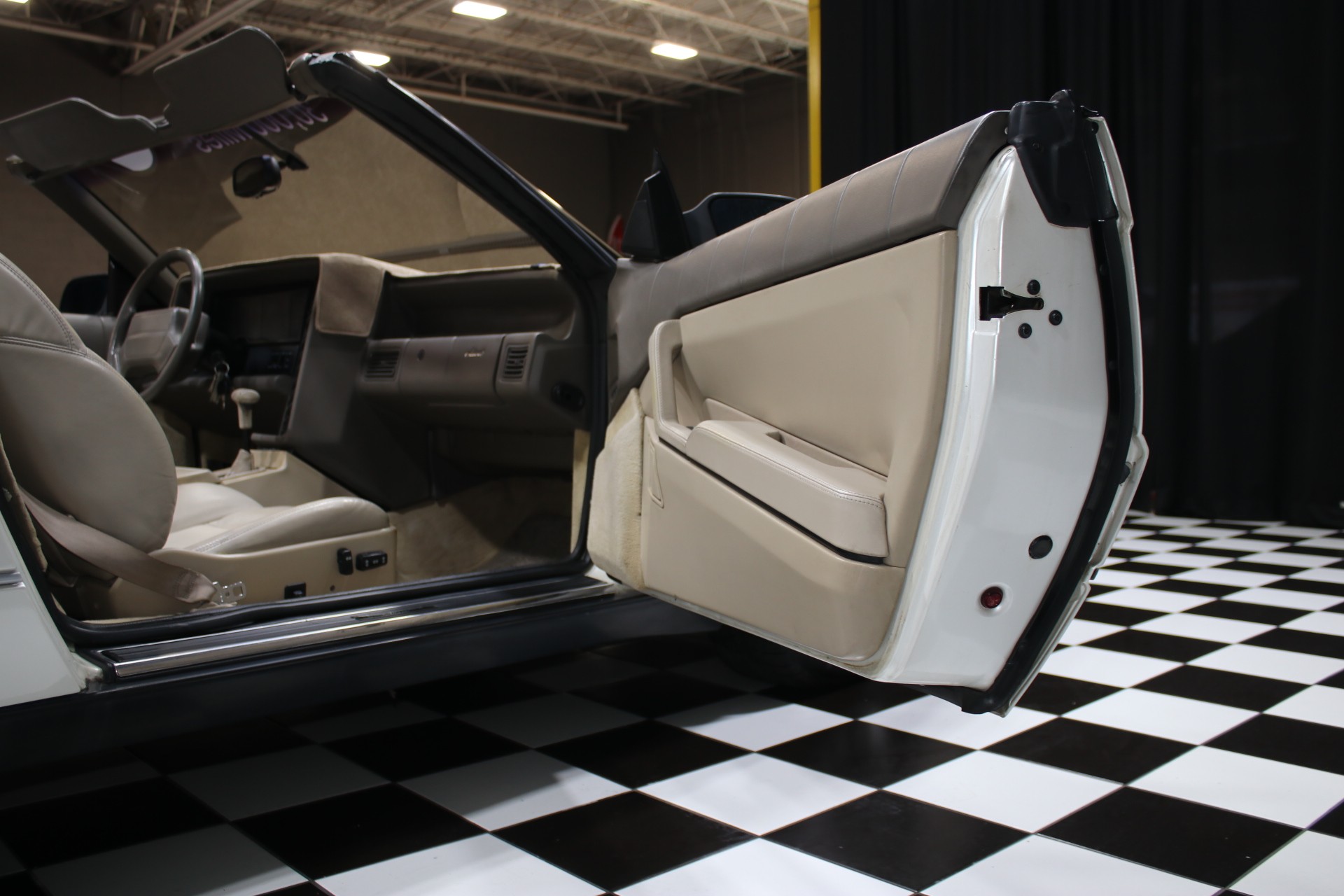 1993 Cadillac Allante 35