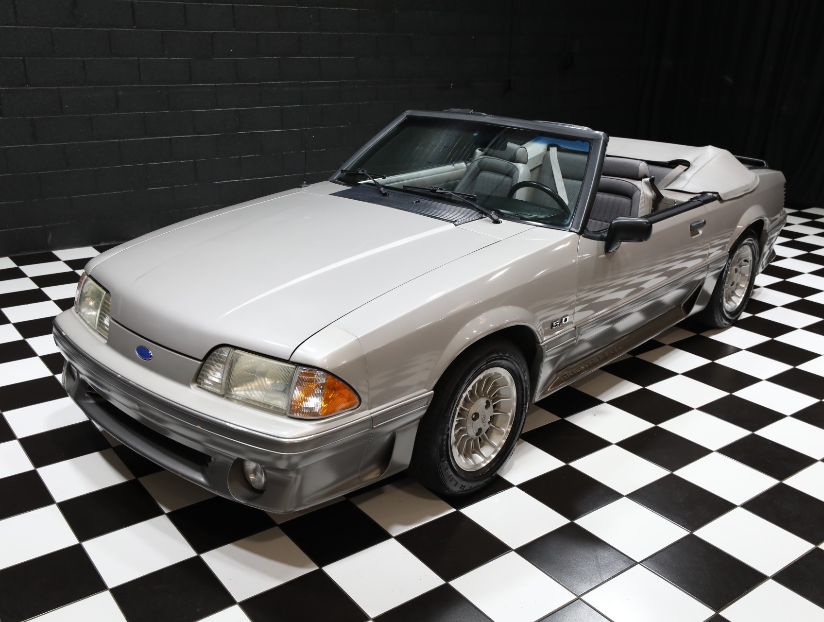 1990 Ford Mustang 12