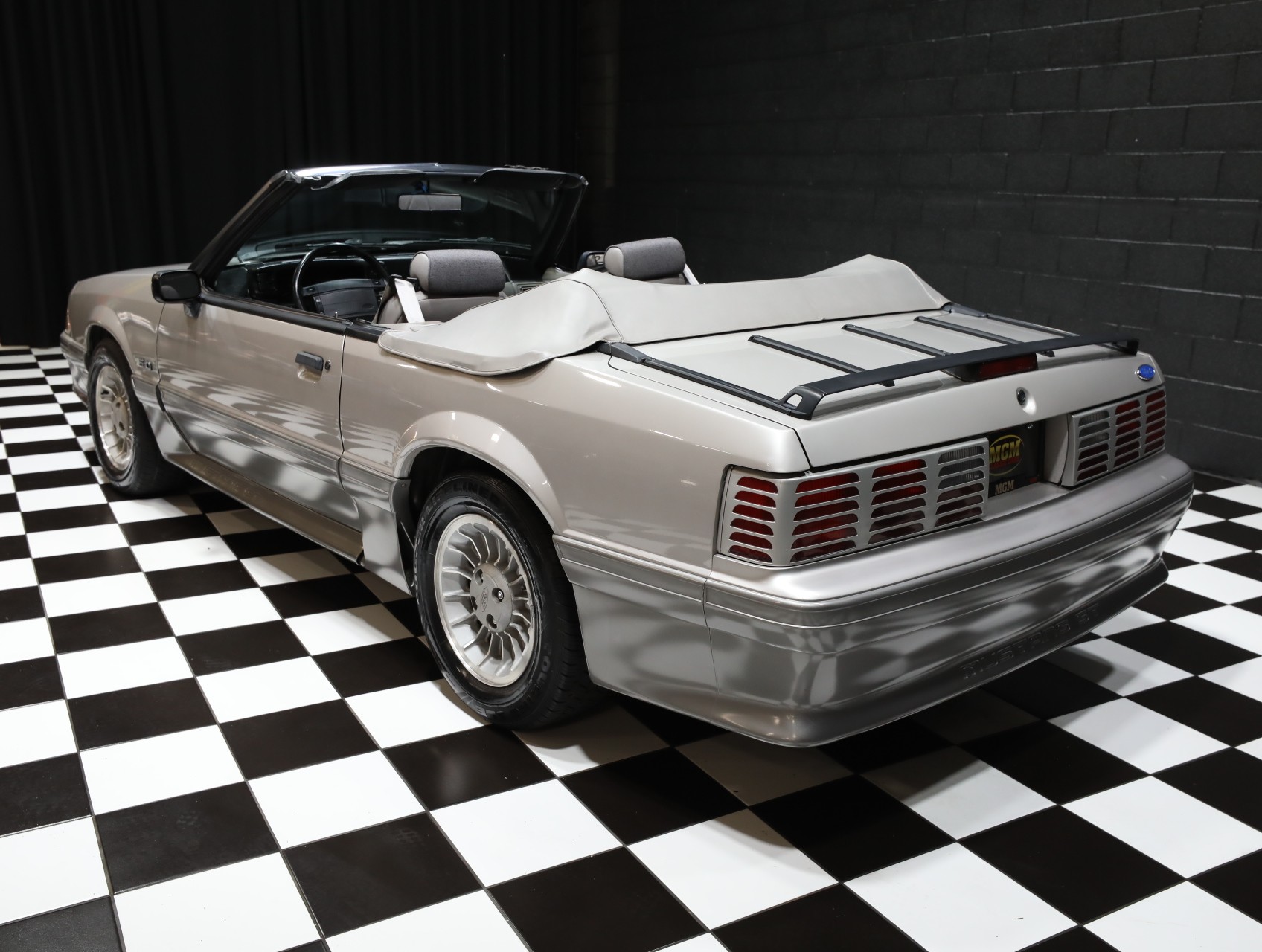 1990 Ford Mustang 32