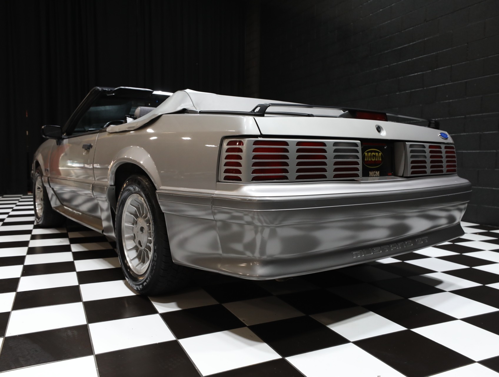 1990 Ford Mustang 33