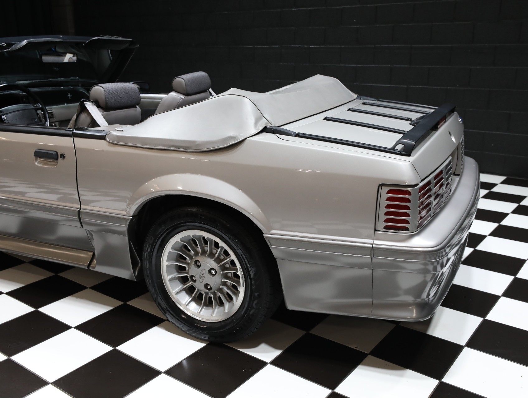 1990 Ford Mustang 34