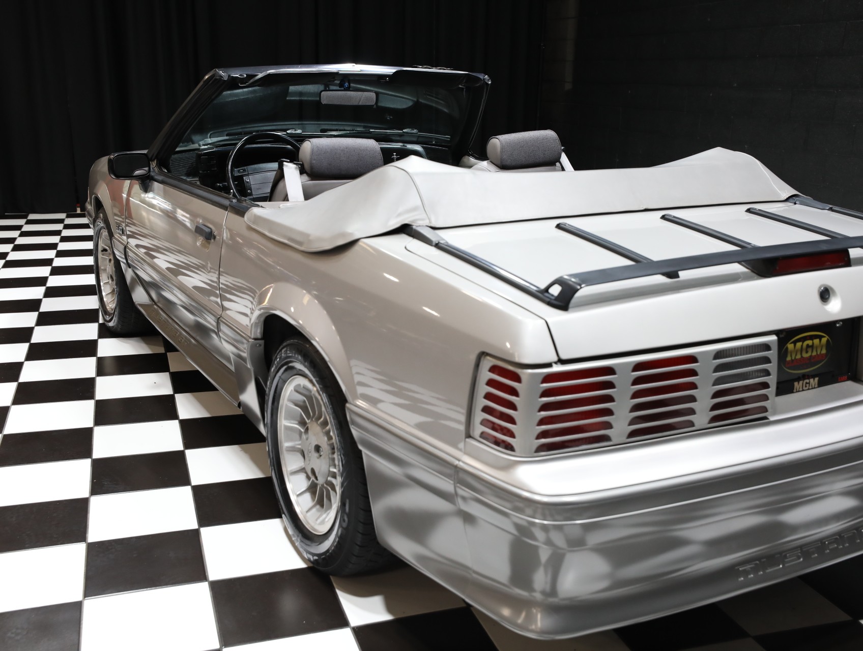 1990 Ford Mustang 35