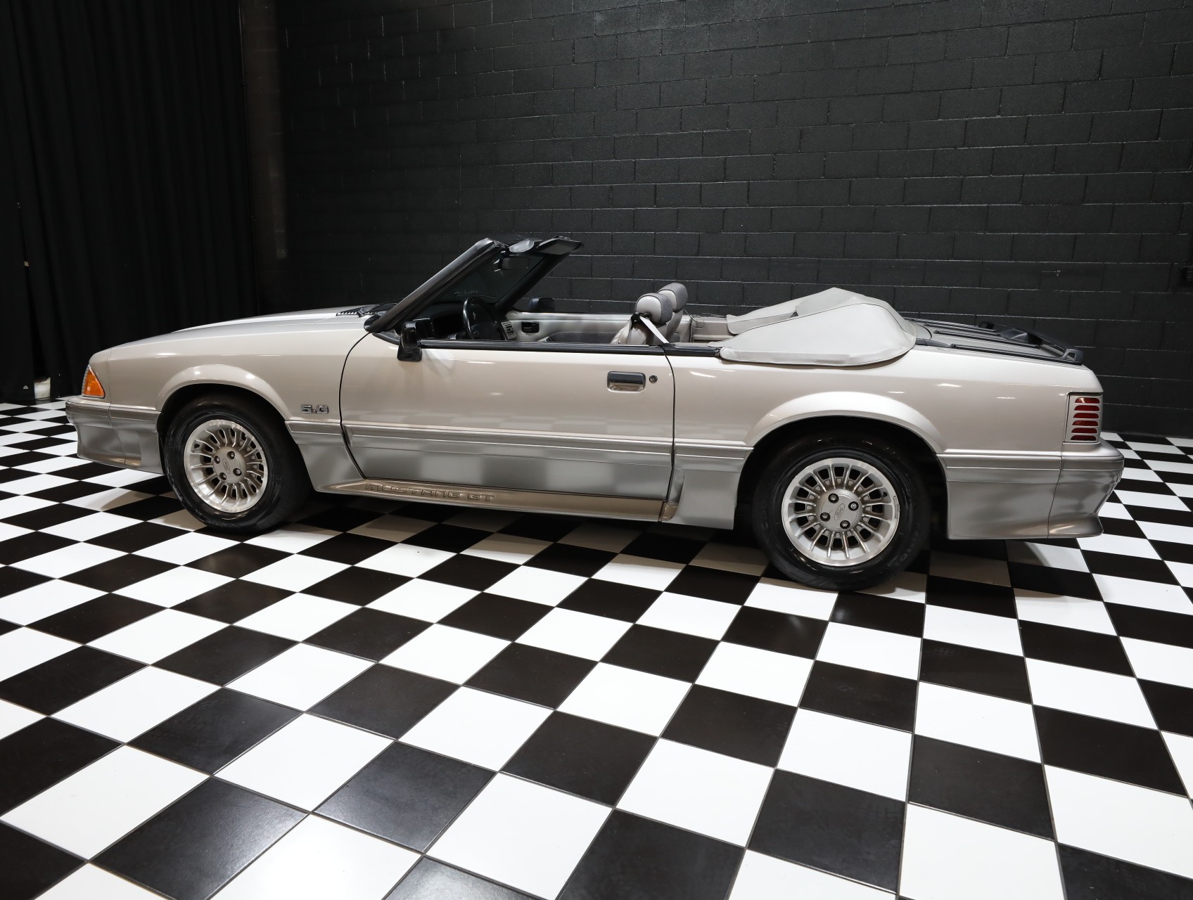 1990 Ford Mustang 36