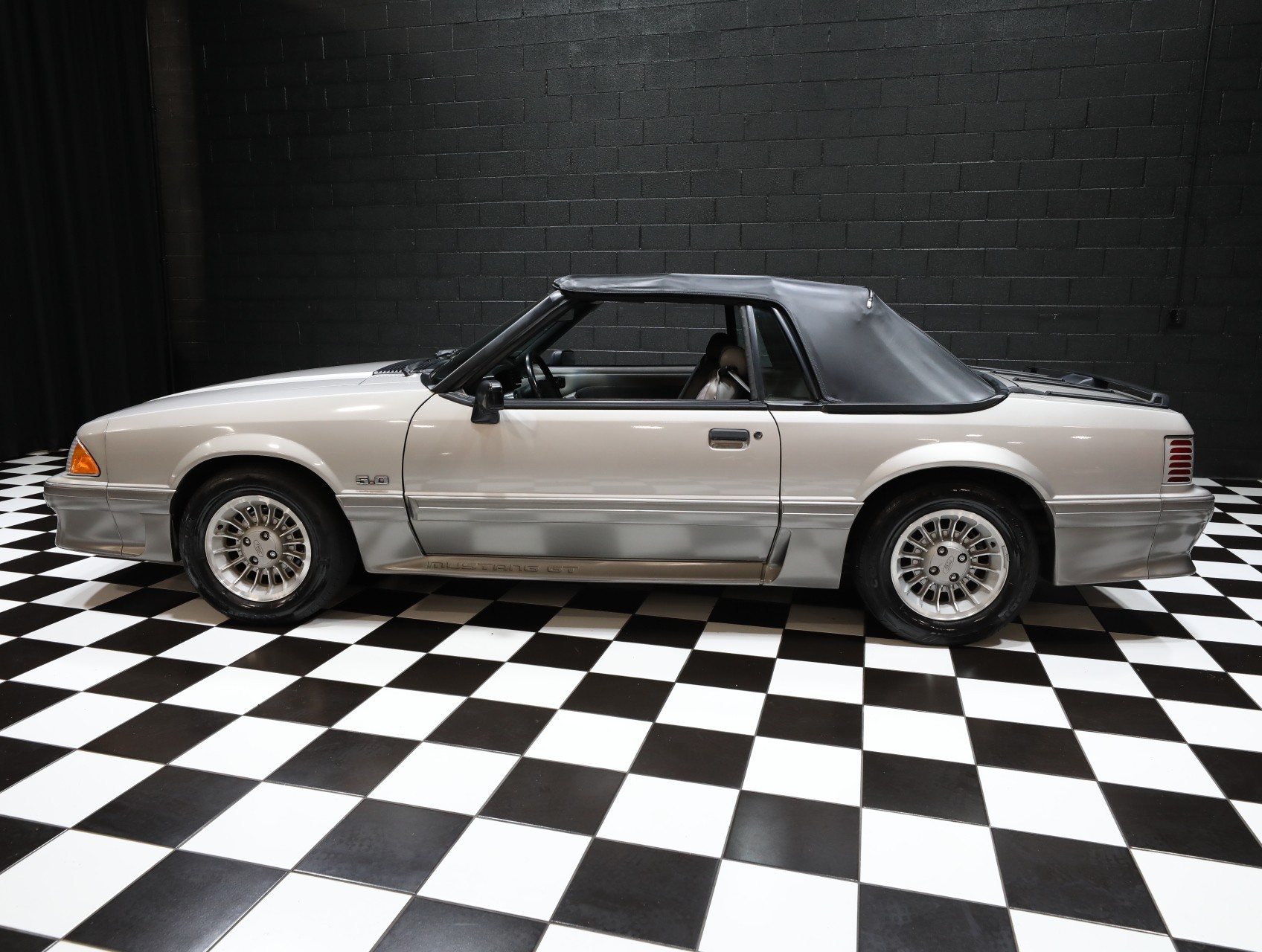 1990 Ford Mustang 7