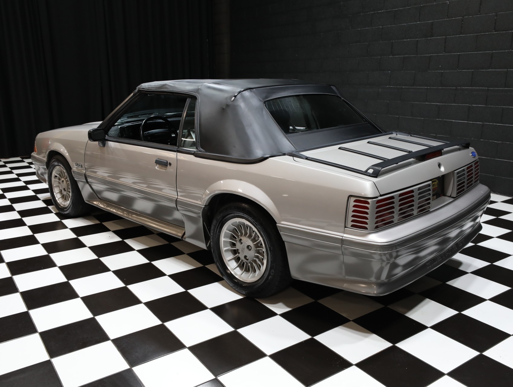 1990 Ford Mustang 8