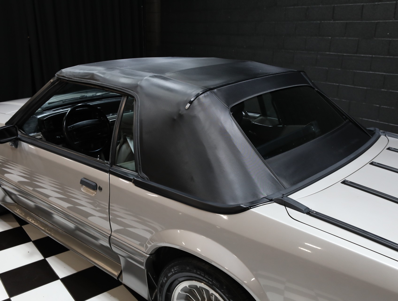 1990 Ford Mustang 9