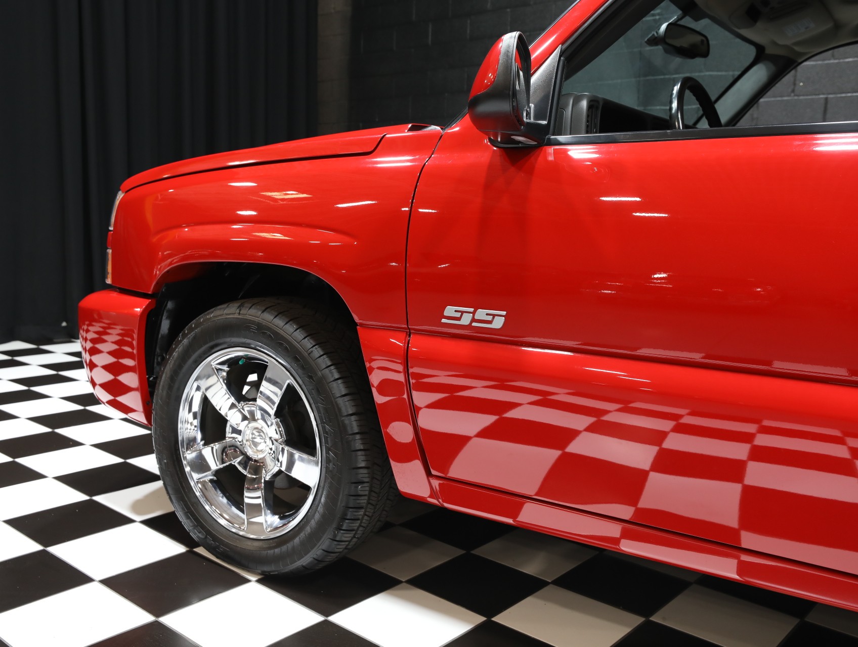 2006 Chevrolet Silverado 1500 SS 34