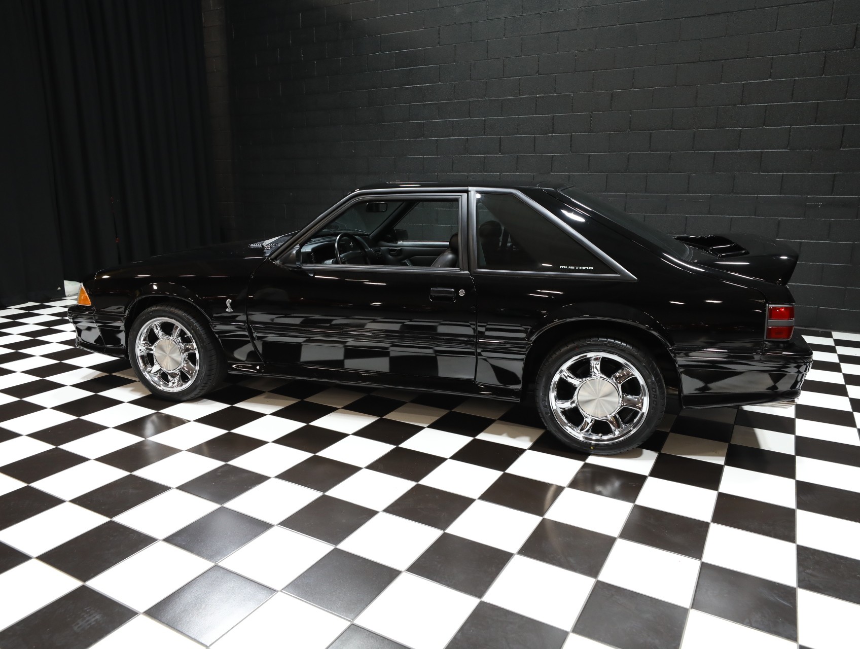 1993 Ford Mustang SVT Cobra 29