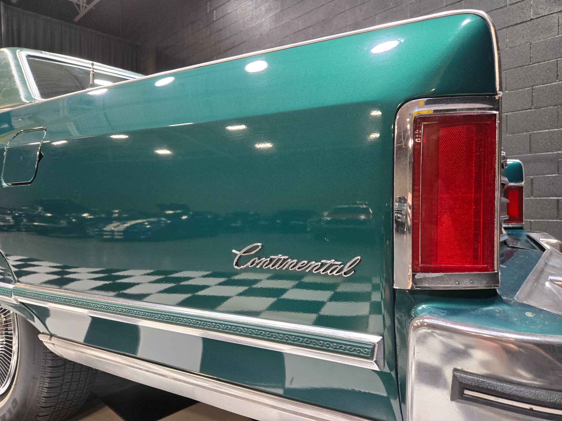 1975 Lincoln Continental 38