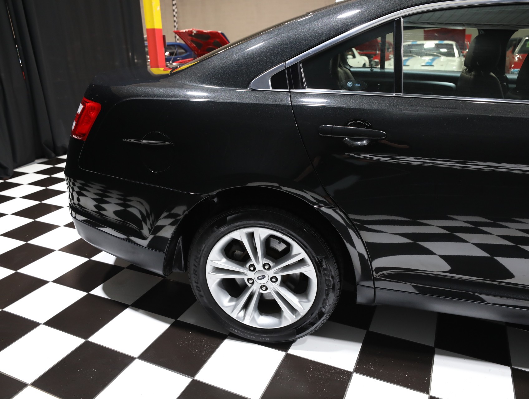 2013 Ford Taurus 17