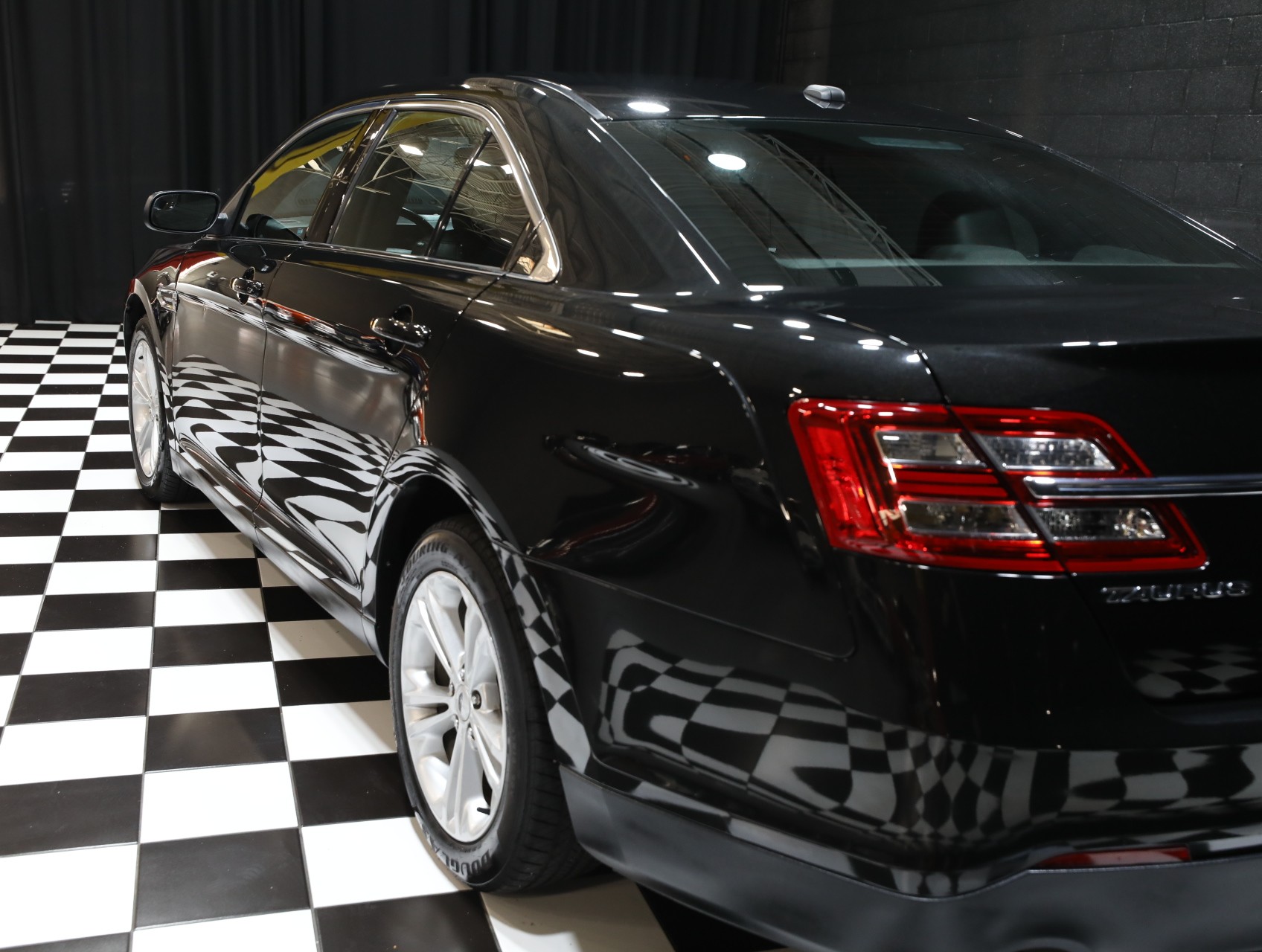 2013 Ford Taurus 24
