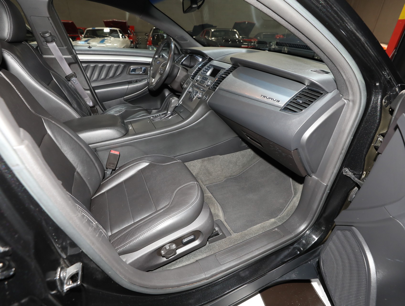2013 Ford Taurus 34