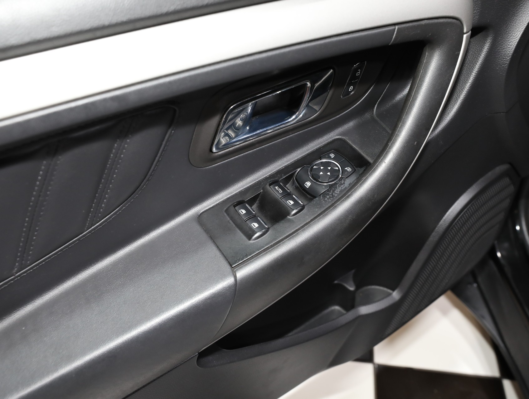 2013 Ford Taurus 44