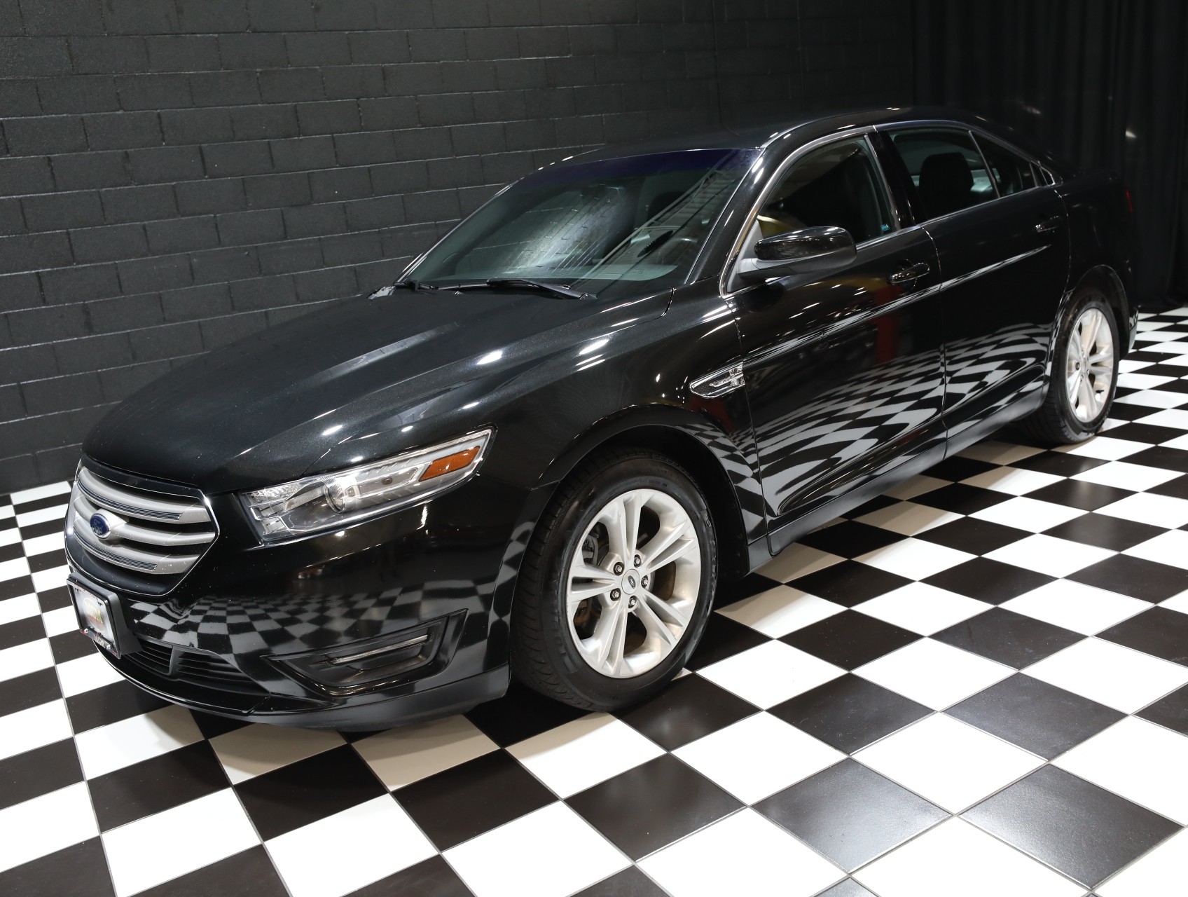 2013 Ford Taurus 8