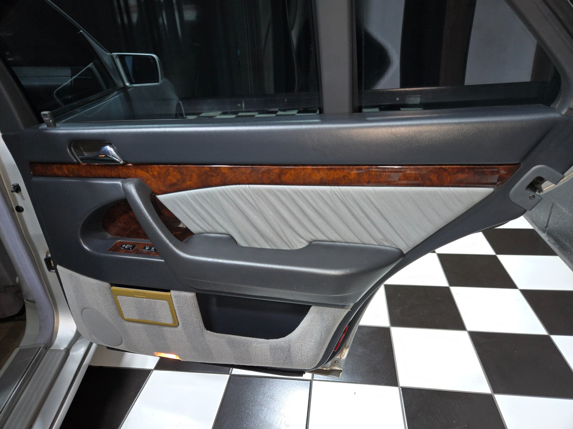 1999 Mercedes-Benz S-Class 83
