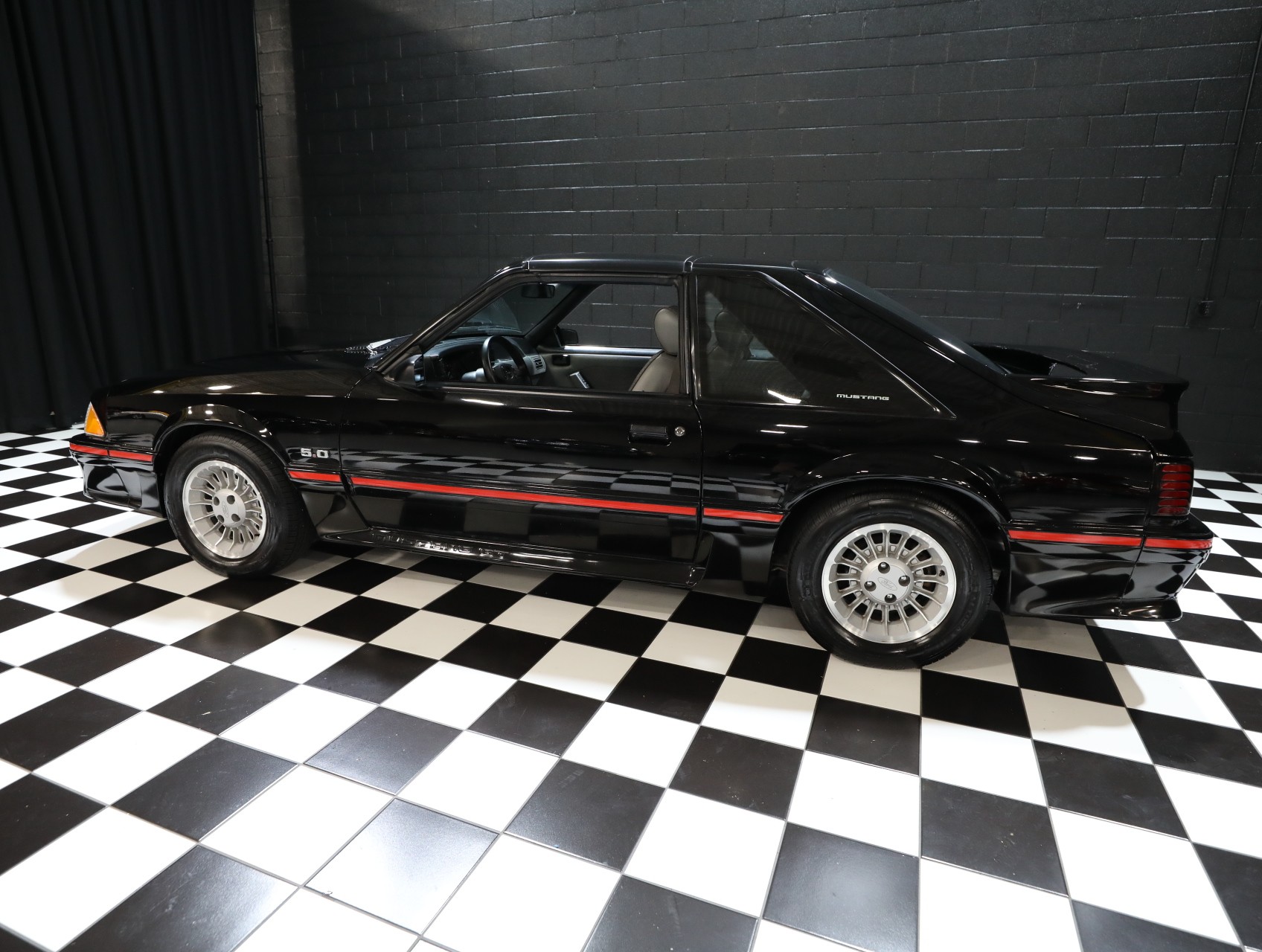 1987 Ford Mustang 28