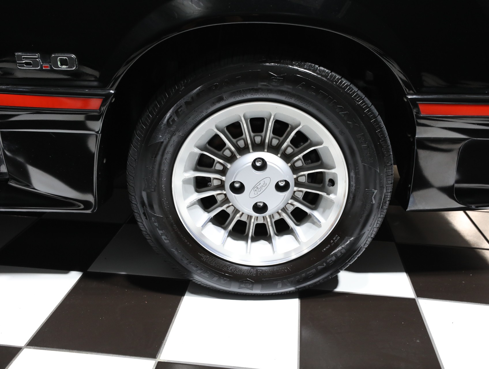 1987 Ford Mustang 32