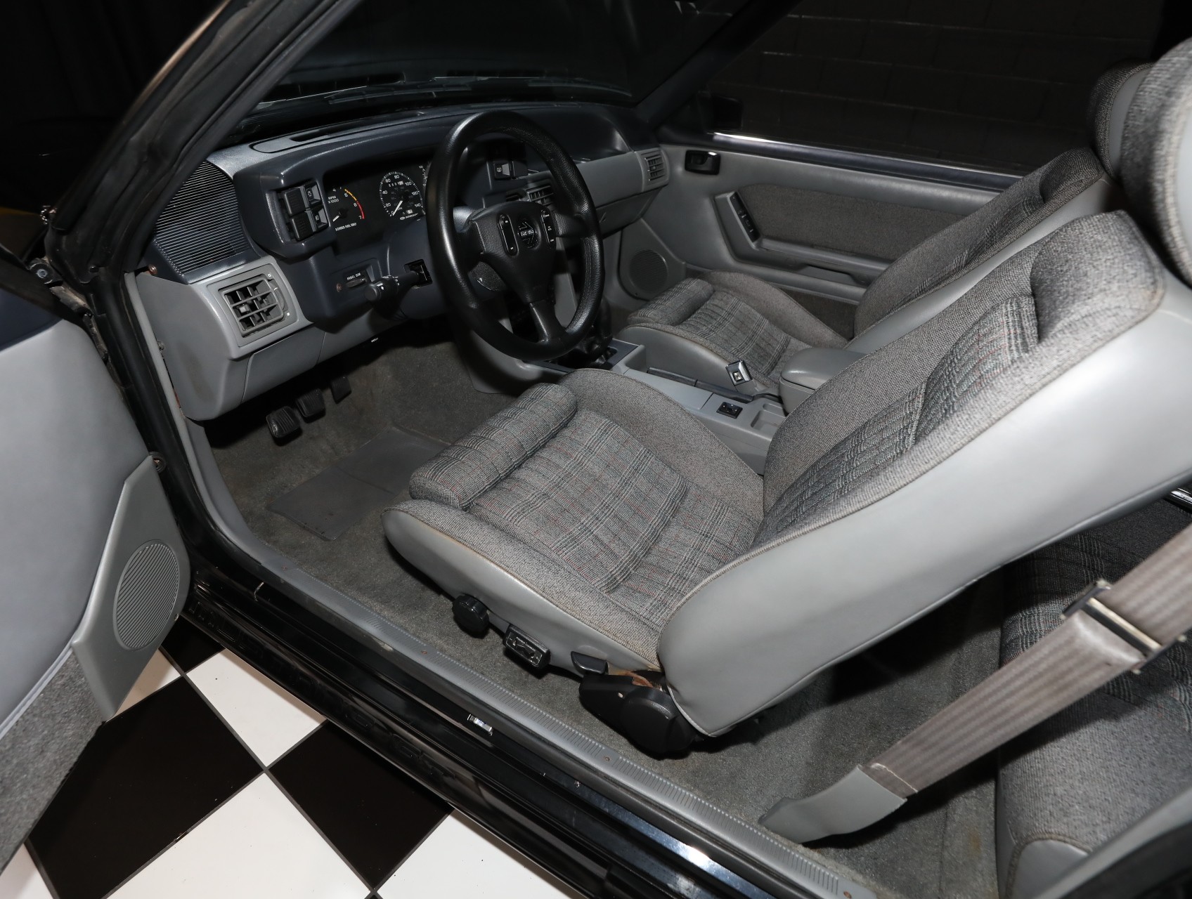 1987 Ford Mustang 3