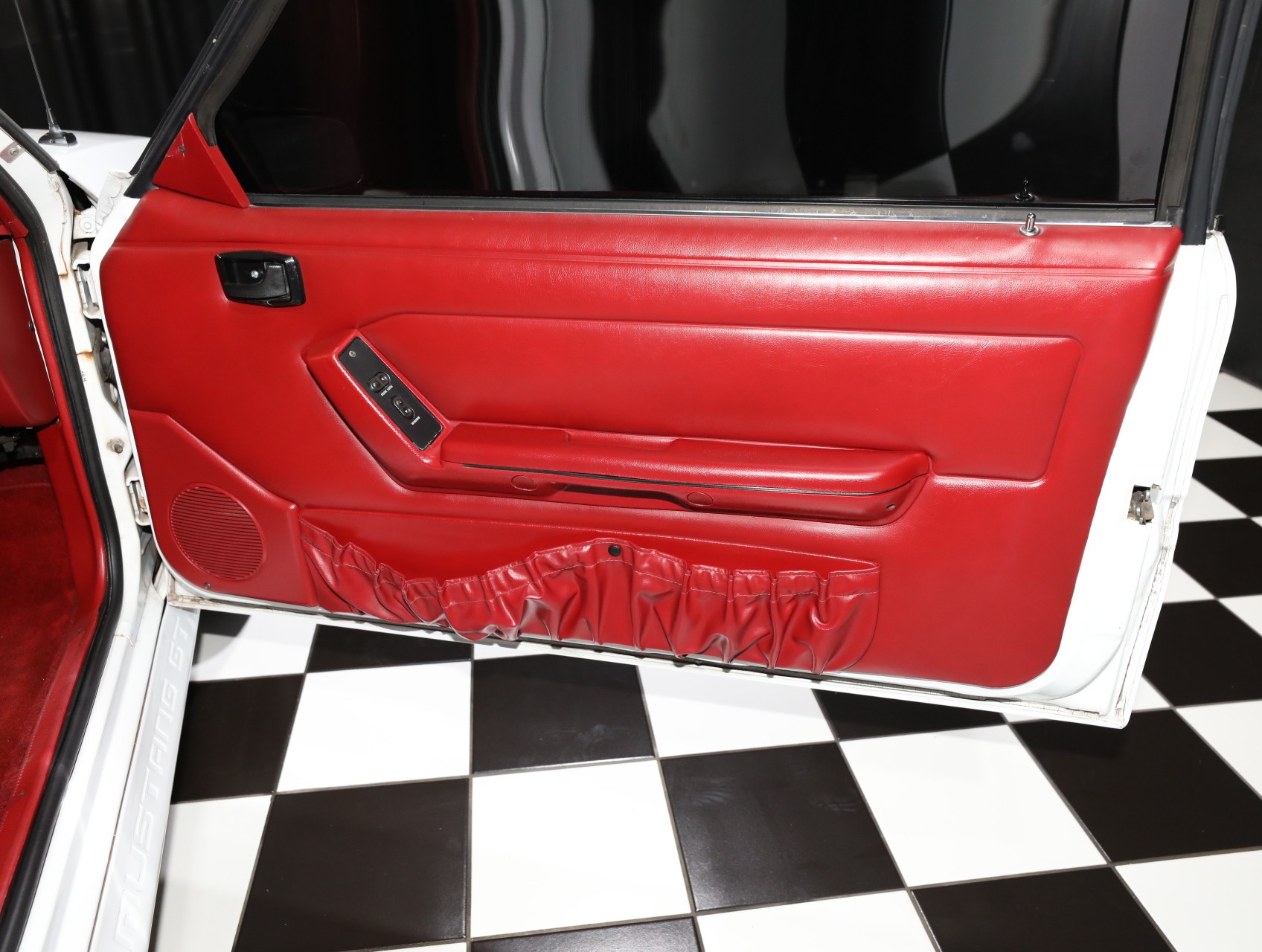 1992 Ford Mustang 36