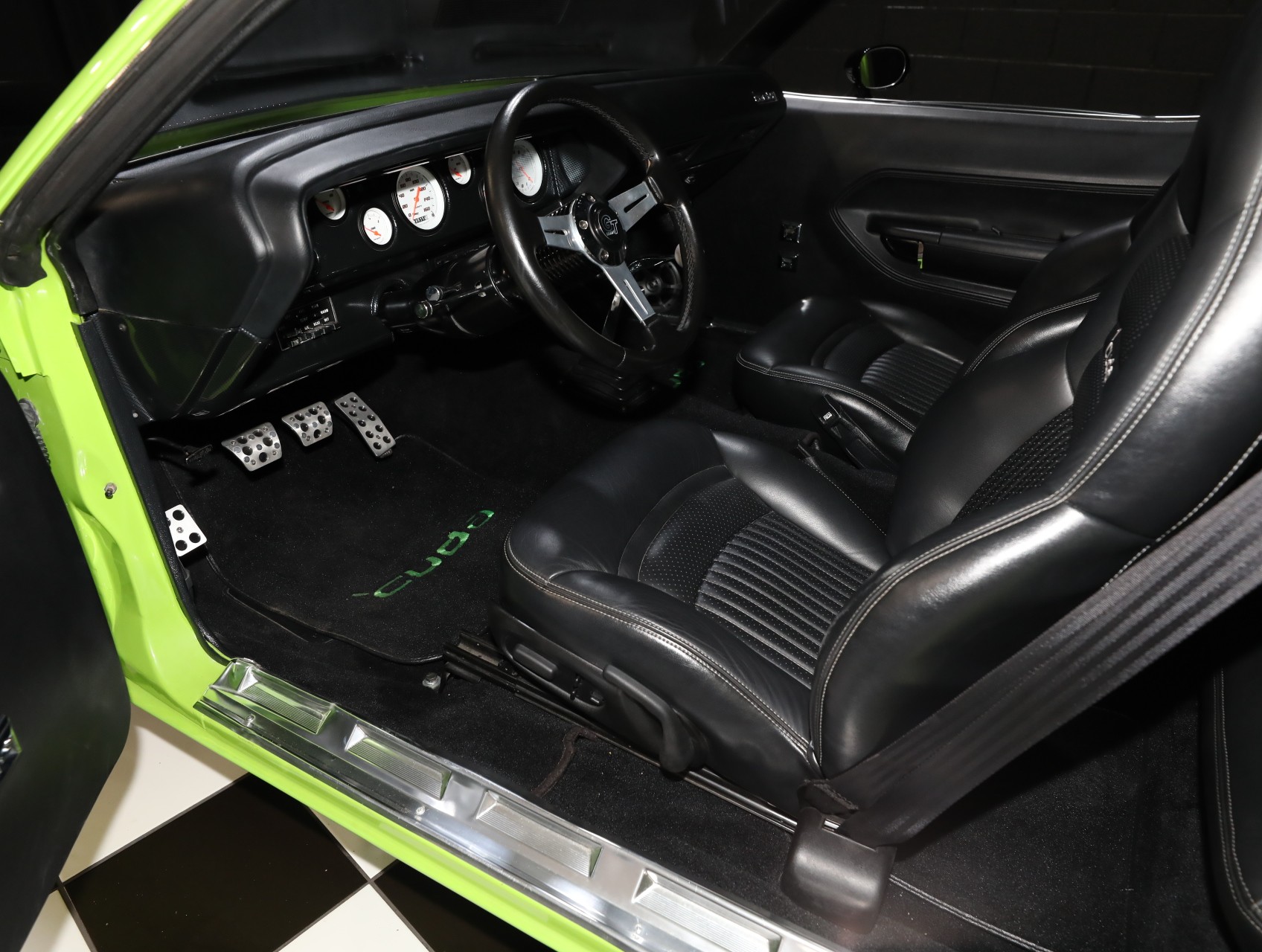 View vehicle photo 3