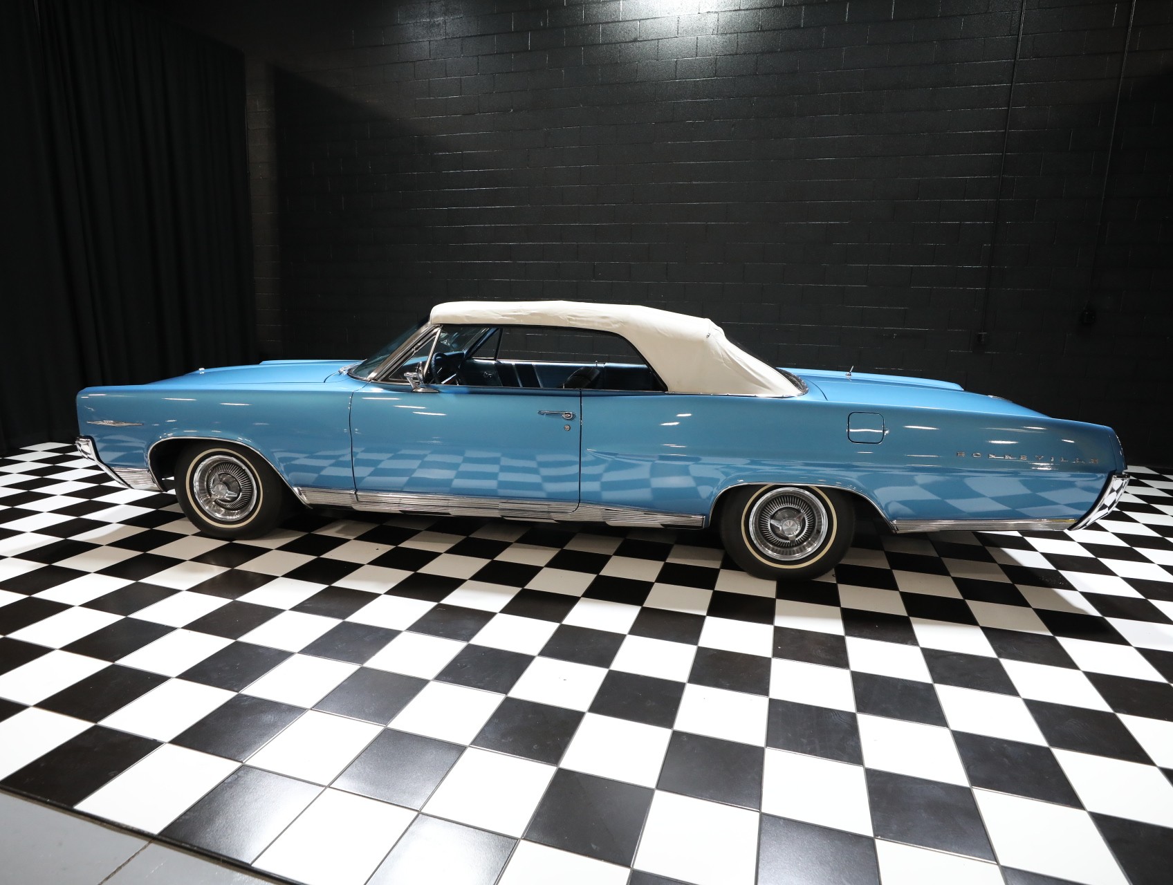 1964 Pontiac Bonneville 82