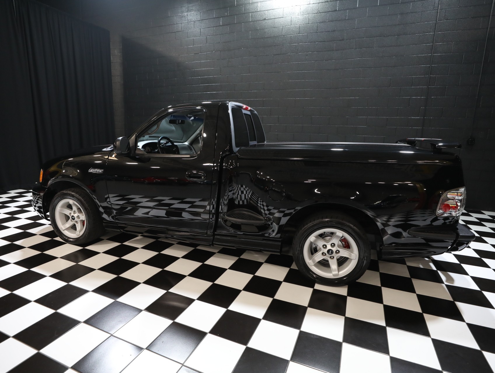 2000 Ford F-150 SVT Lightning 31