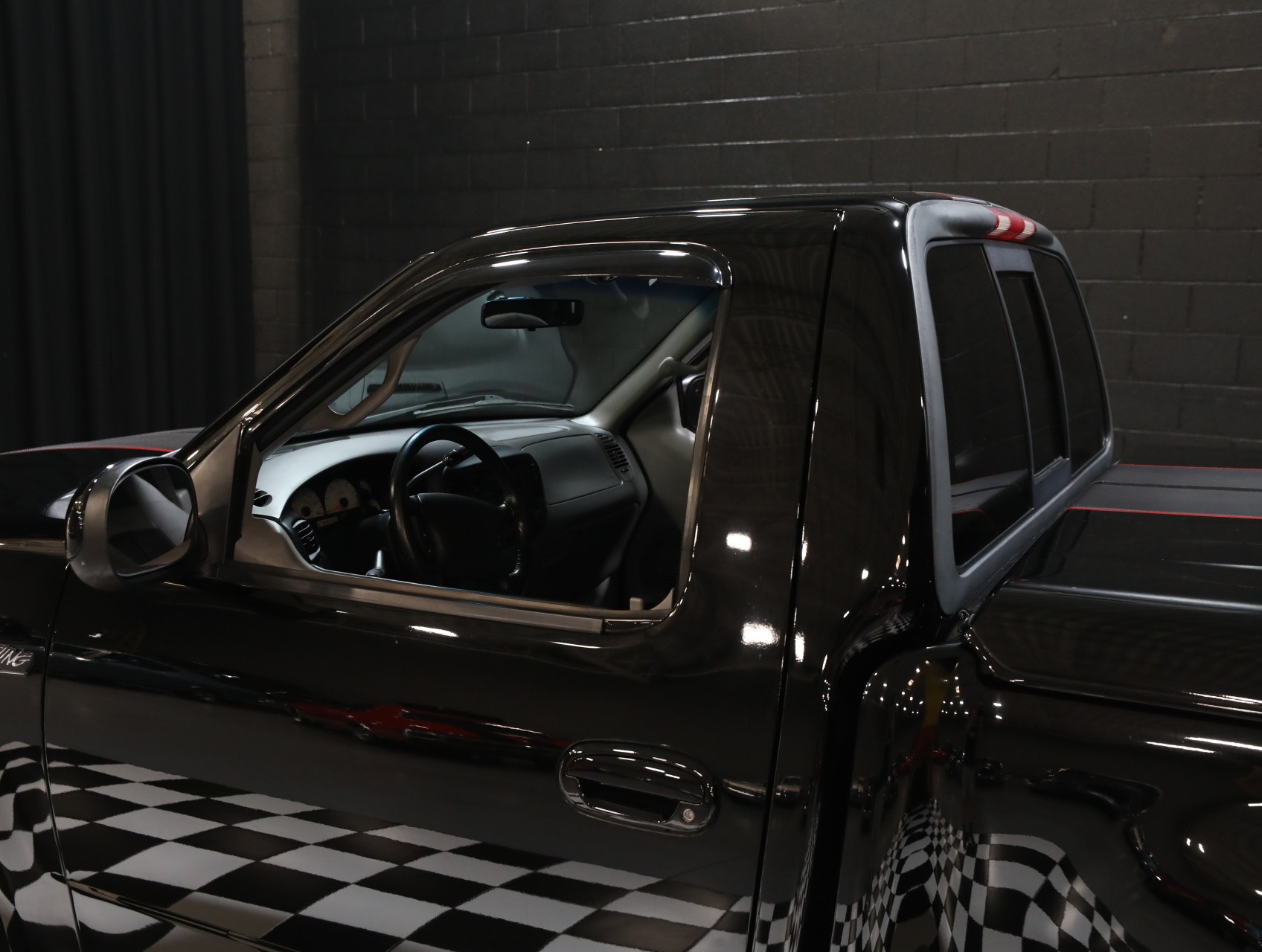 2000 Ford F-150 SVT Lightning 32