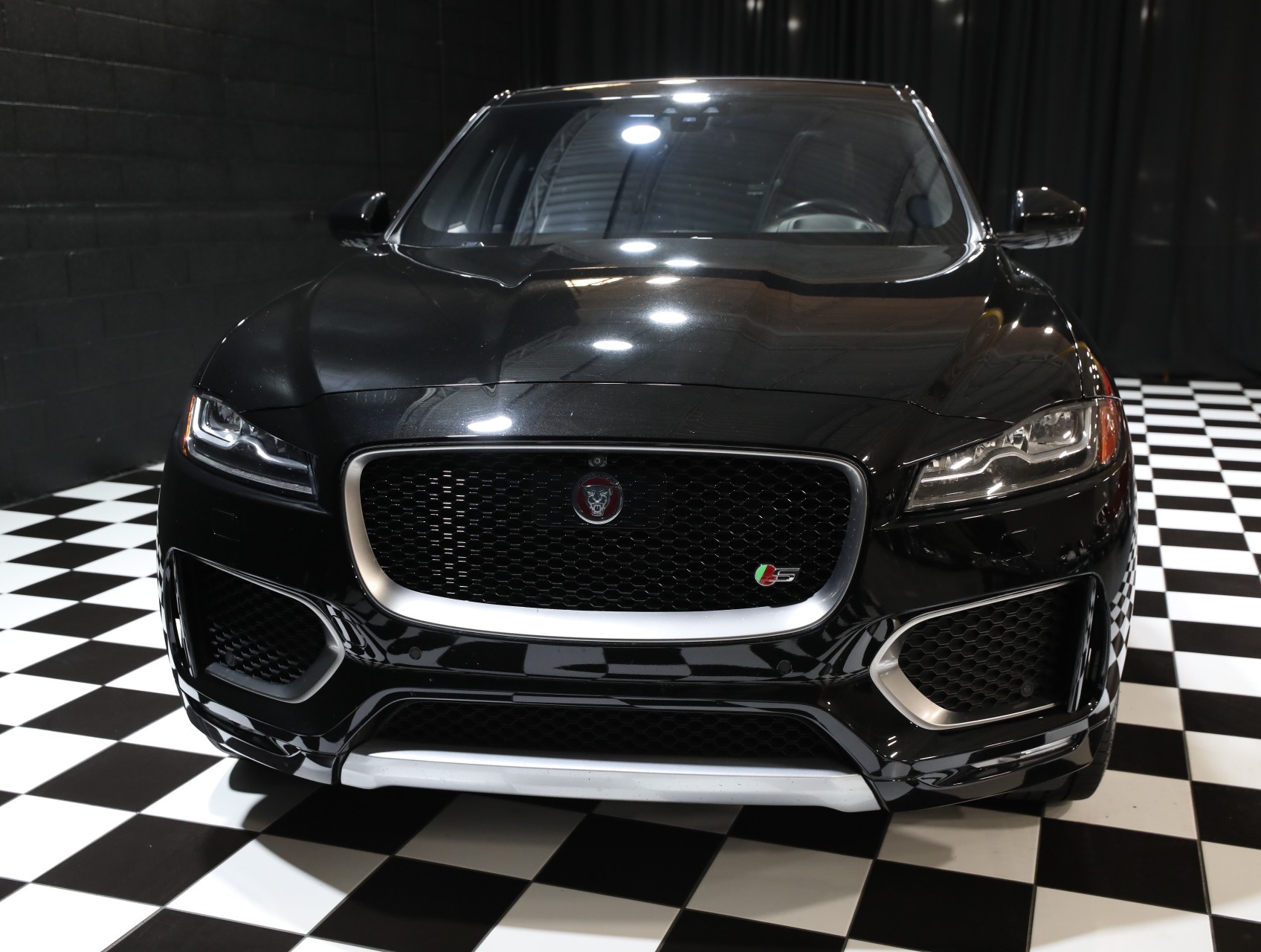 2017 Jaguar F-PACE 11