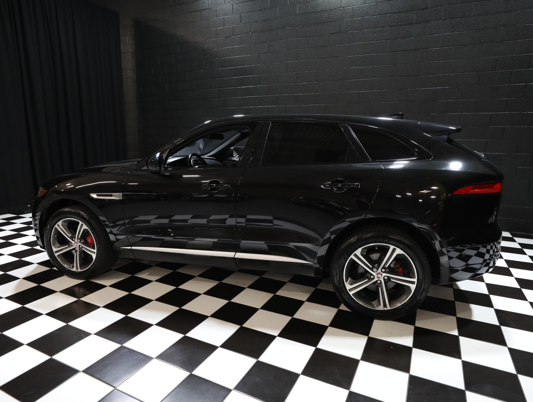 2017 Jaguar F-PACE 29