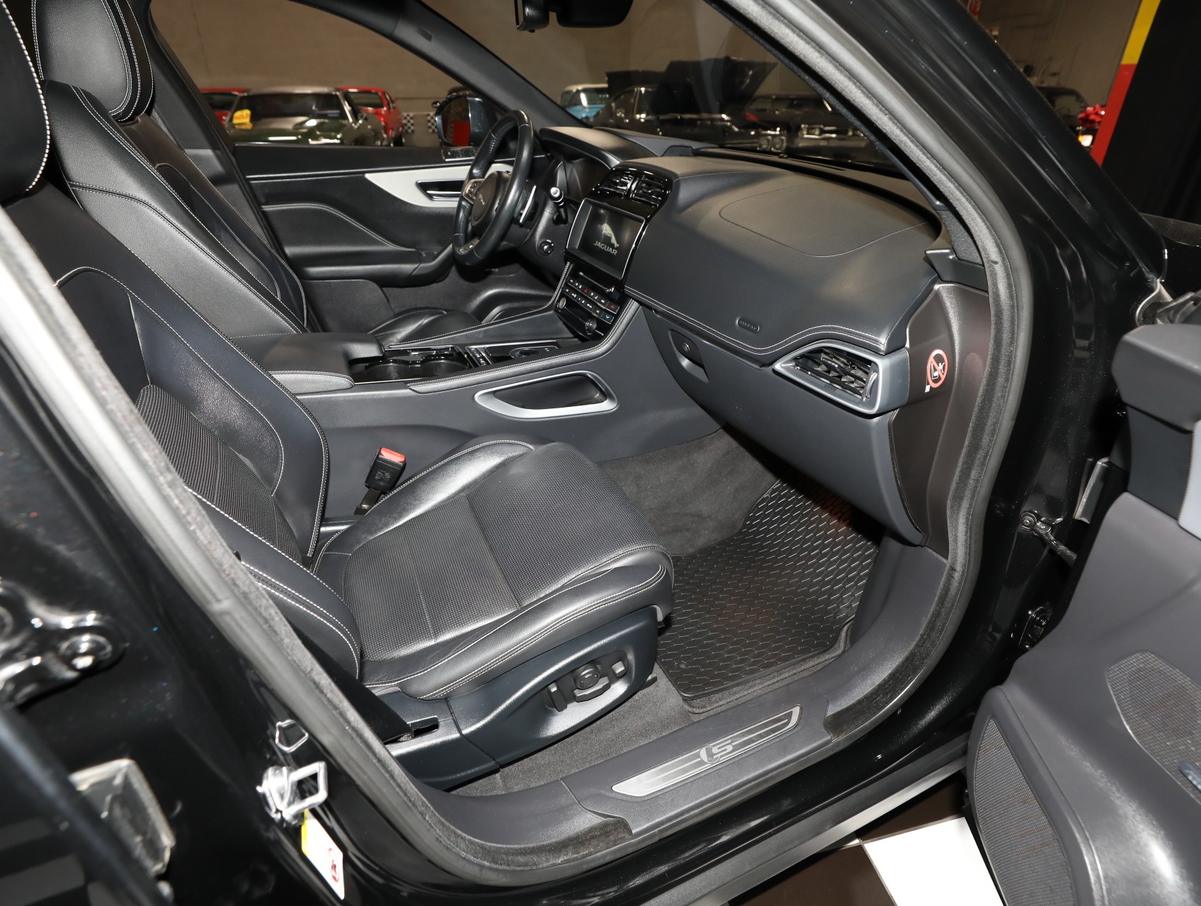 2017 Jaguar F-PACE 37