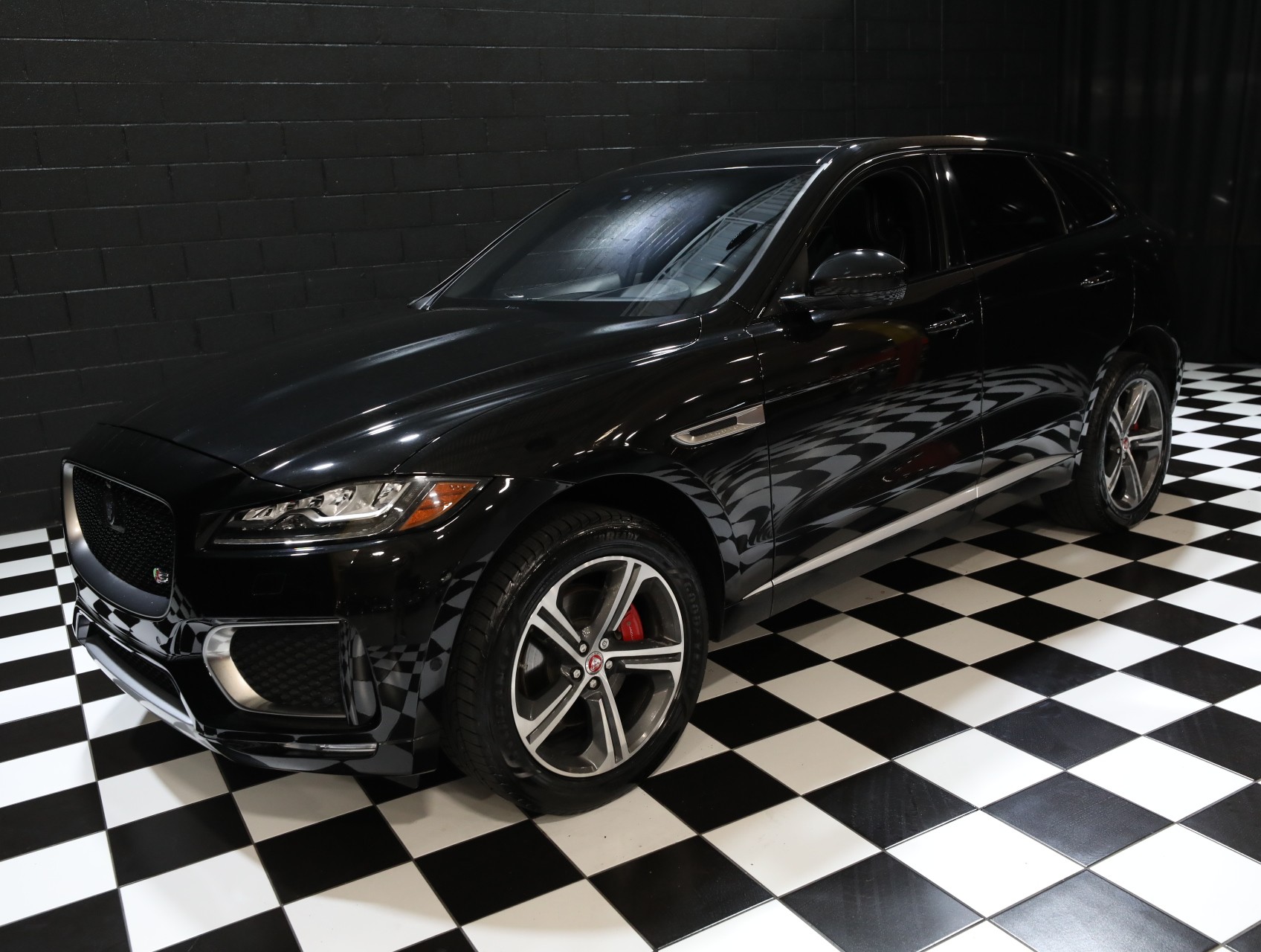 2017 Jaguar F-PACE 9