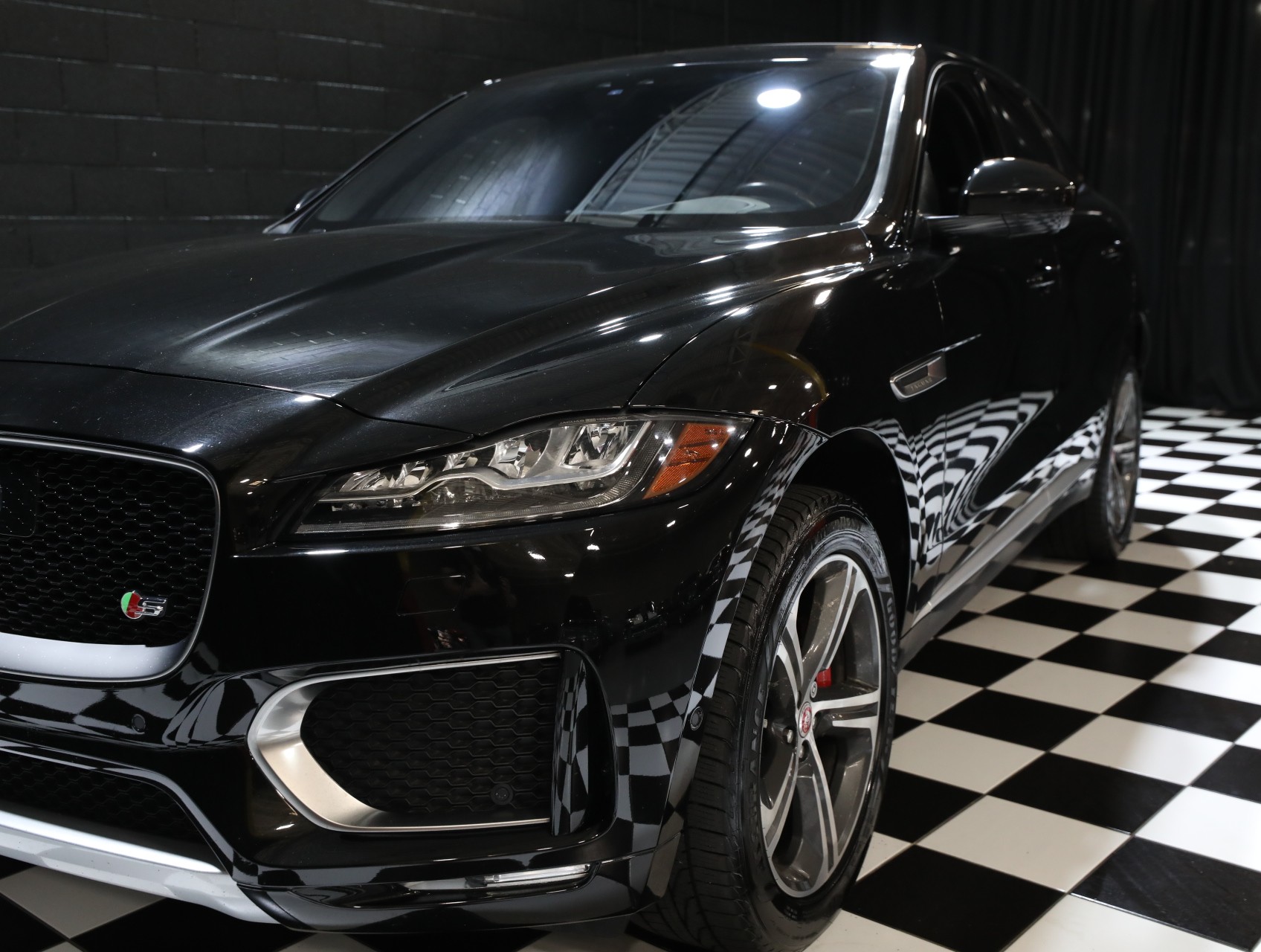 2017 Jaguar F-PACE 10