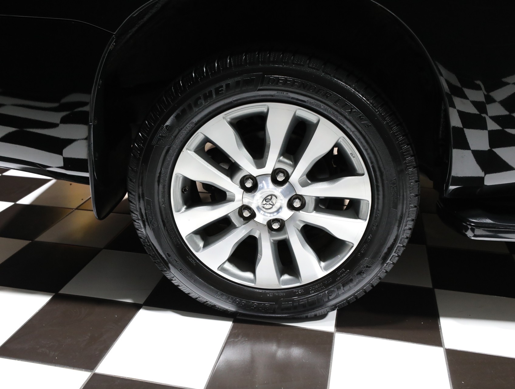 2016 Toyota Sequoia 32