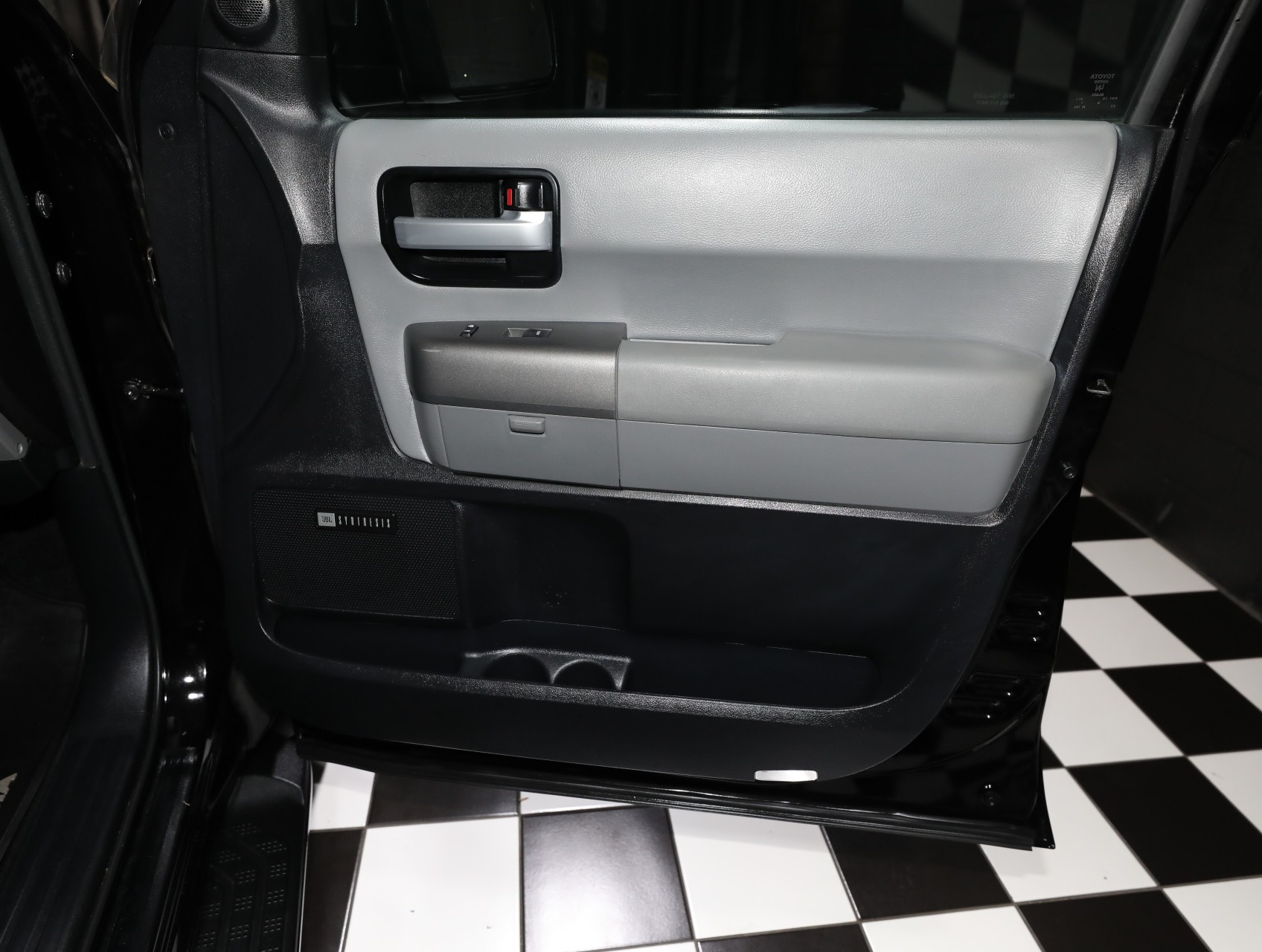 2016 Toyota Sequoia 33