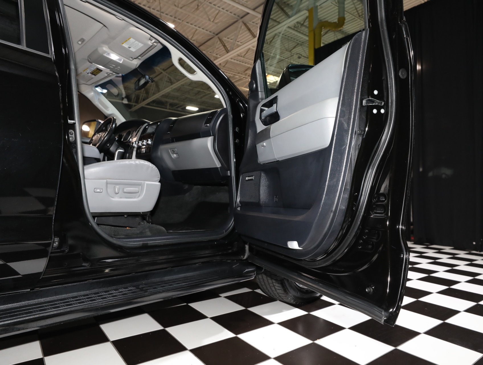2016 Toyota Sequoia 34