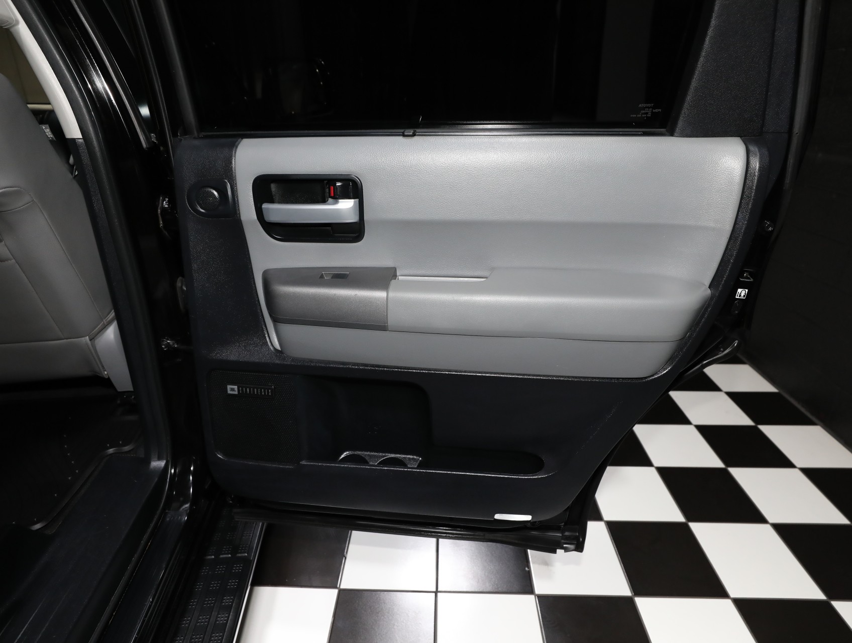 2016 Toyota Sequoia 39