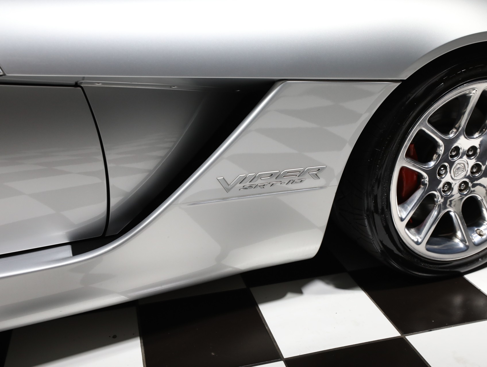 2004 Dodge Viper 23