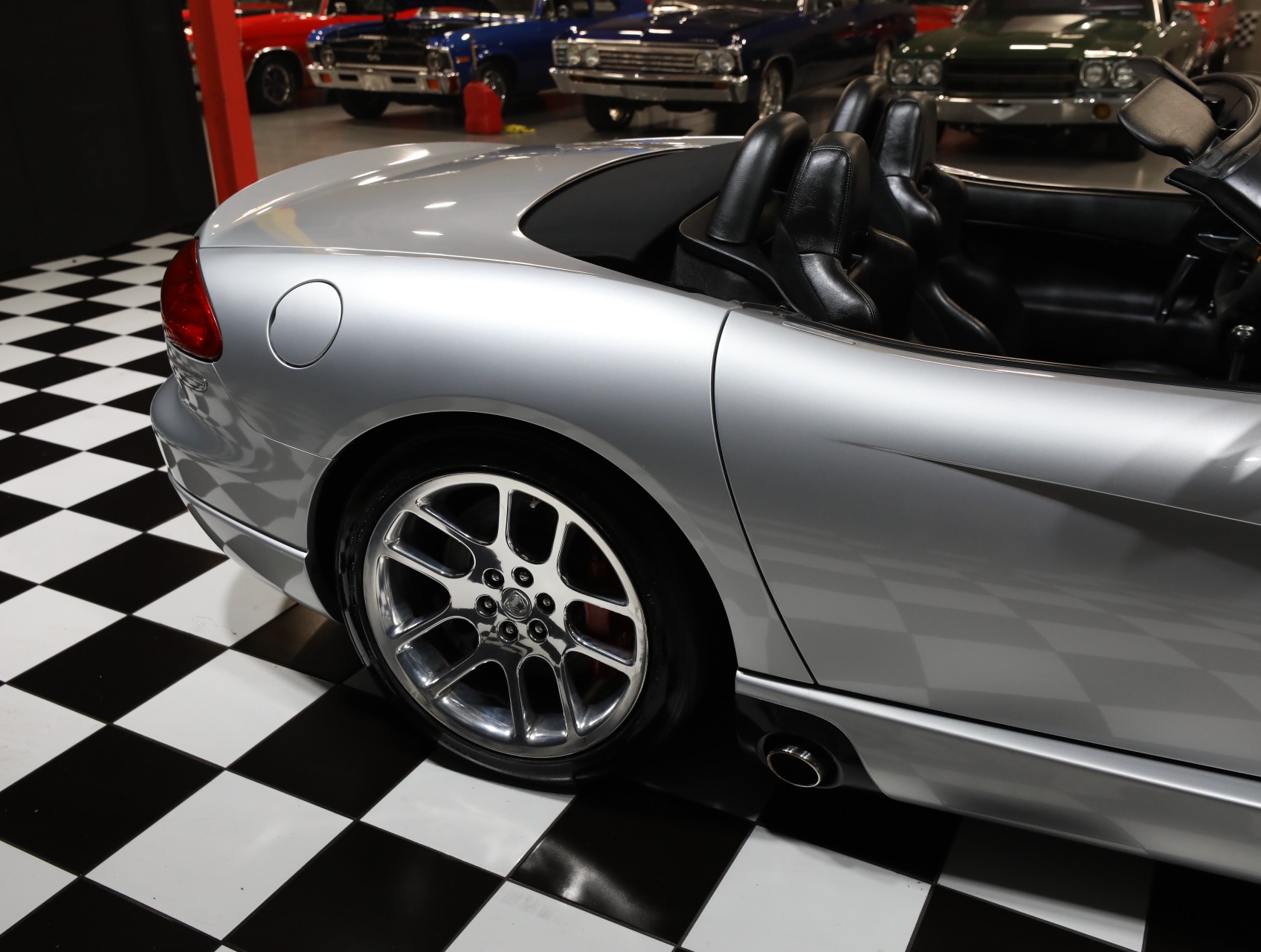2004 Dodge Viper 26