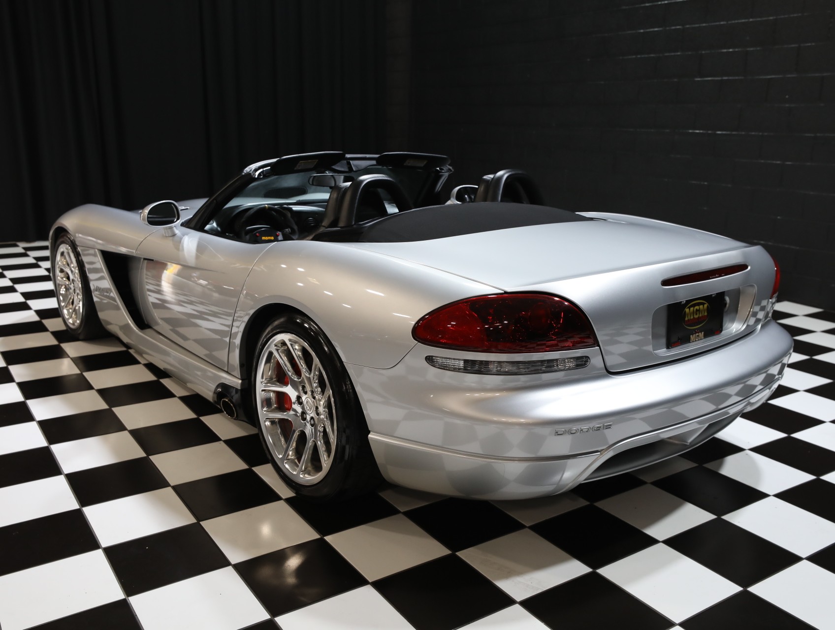 2004 Dodge Viper 33