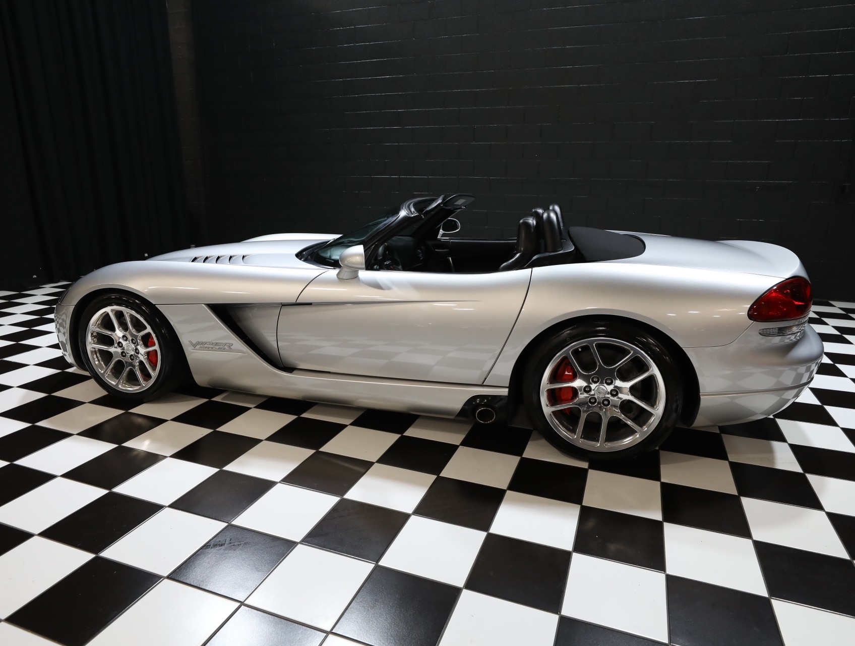 2004 Dodge Viper 37